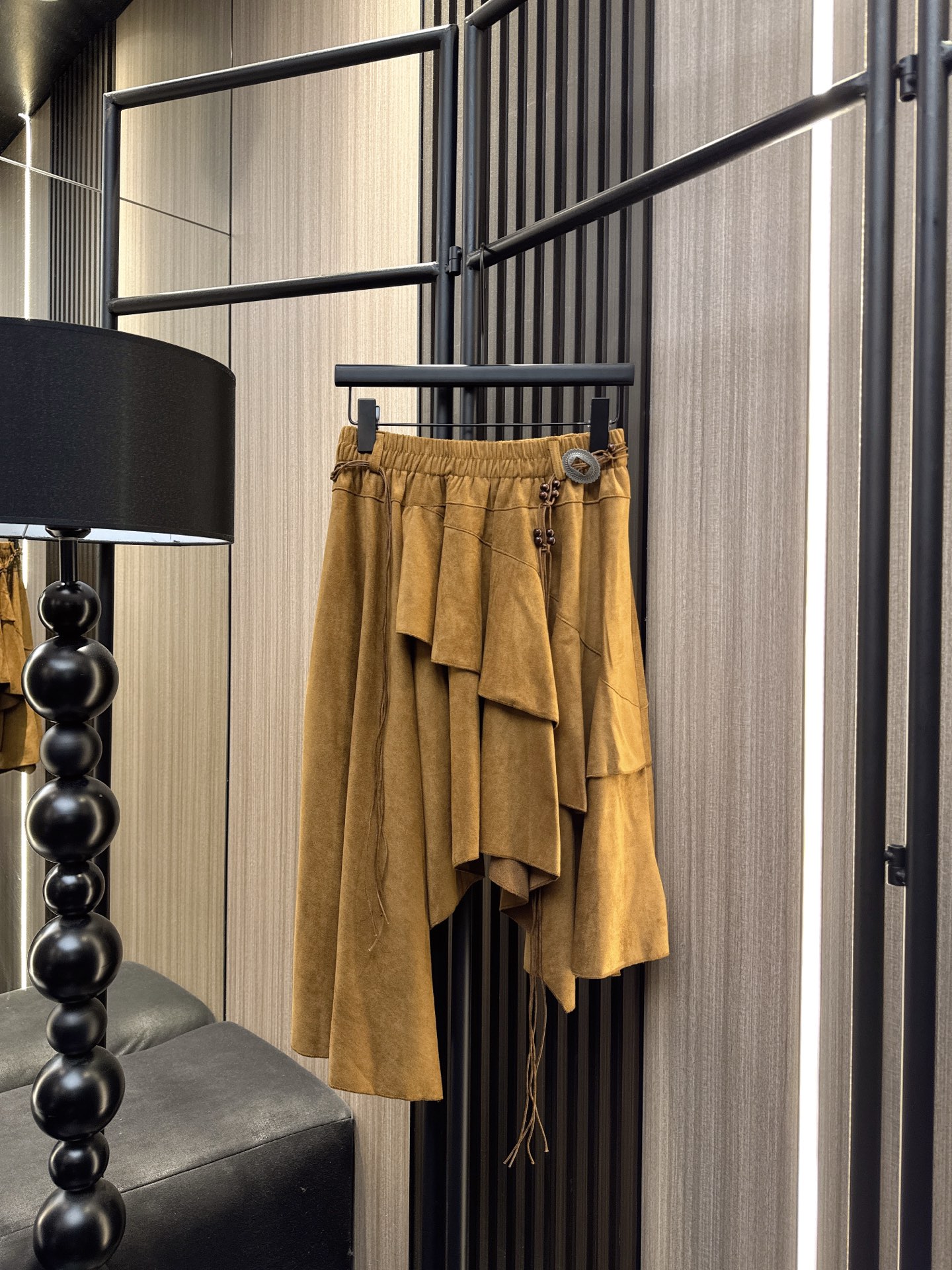 ✨✨✨伊莎贝尔✨✨✨2025秋冬新款💫 【时尚上新】不规则的魅力藏在这条荷叶边A字半裙里！采用高品质面料