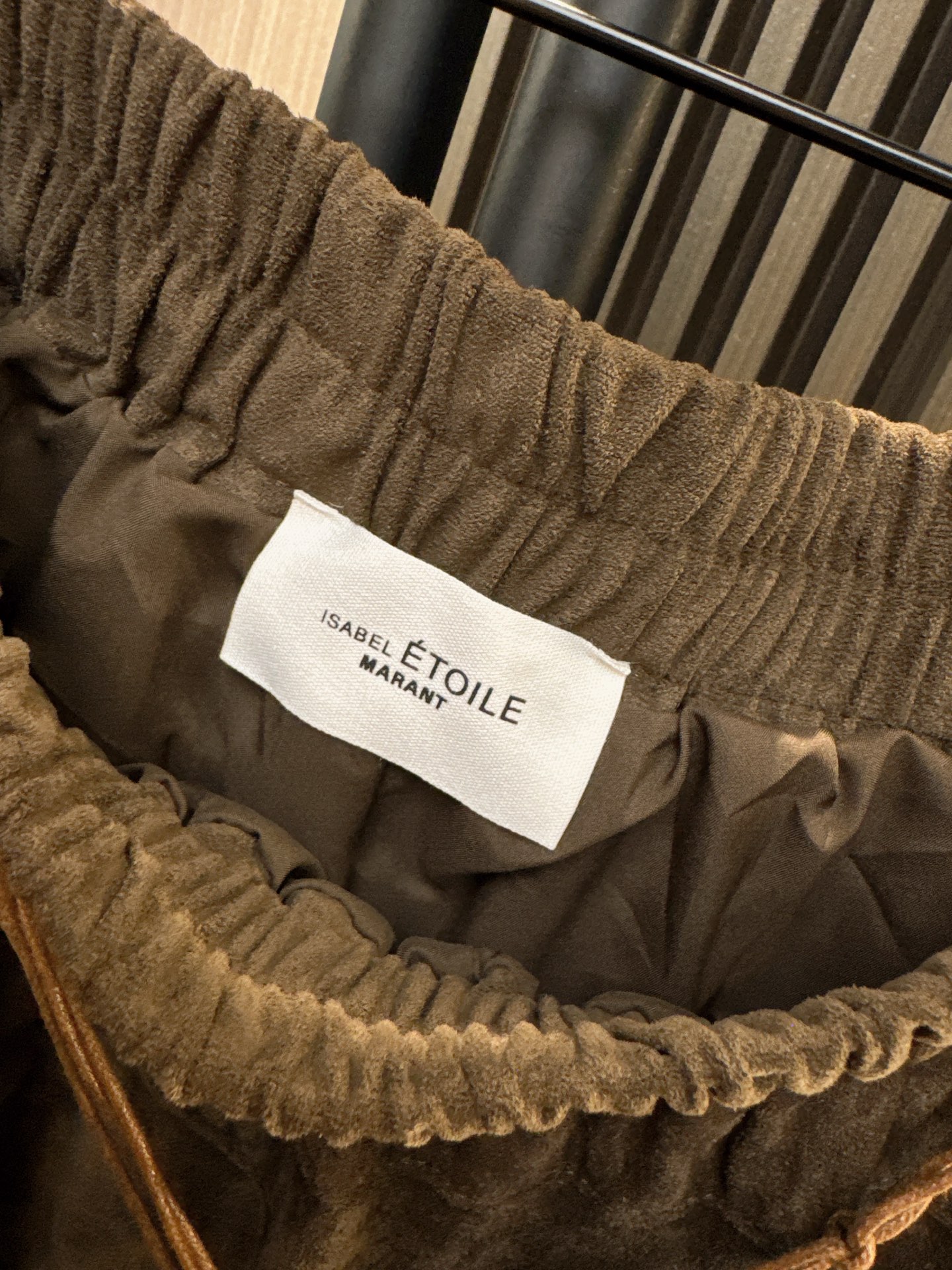 ✨✨✨伊莎贝尔✨✨✨2025秋冬新款💫 【时尚上新】不规则的魅力藏在这条荷叶边A字半裙里！采用高品质面料