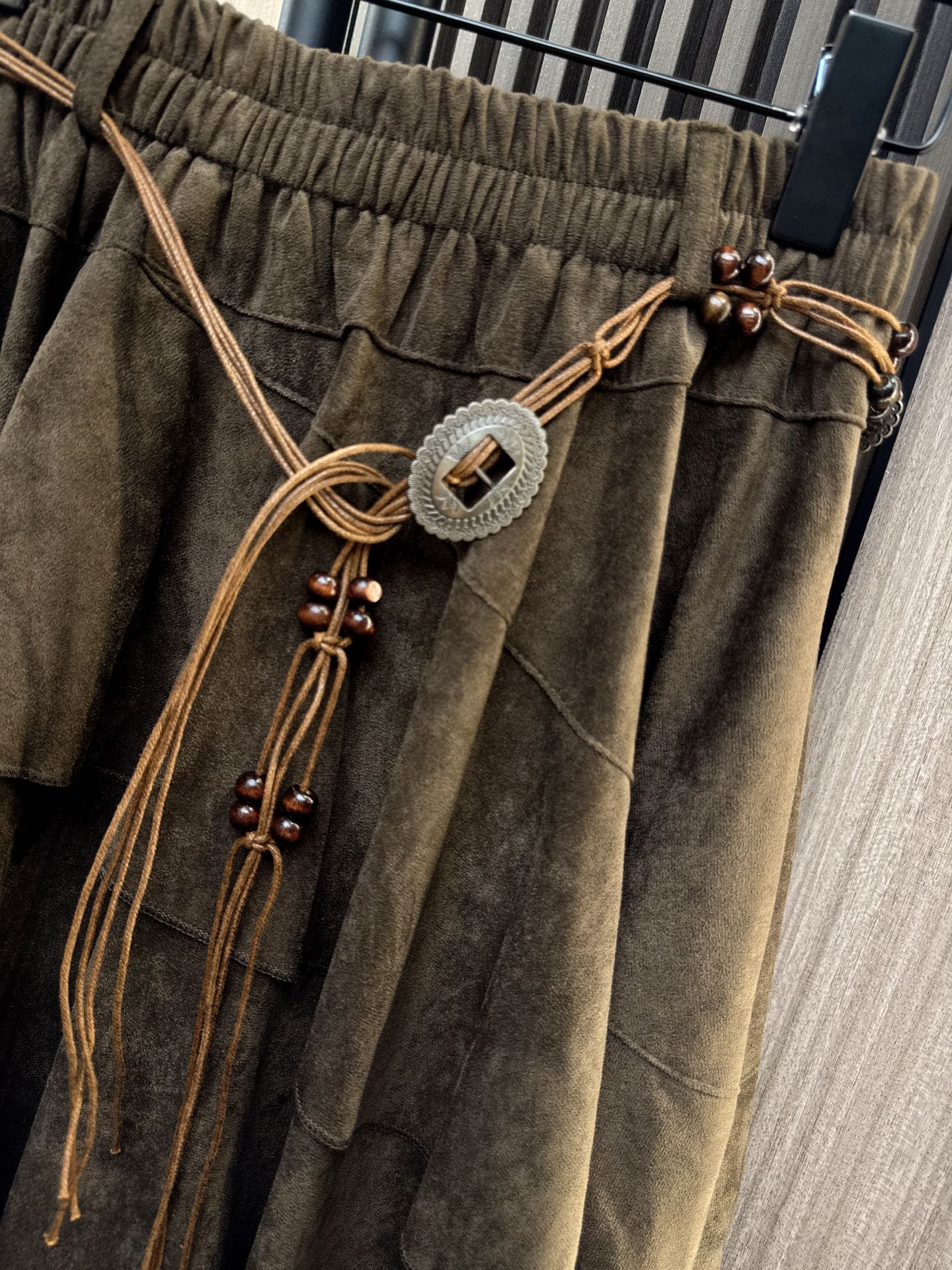 ✨✨✨伊莎贝尔✨✨✨2025秋冬新款💫 【时尚上新】不规则的魅力藏在这条荷叶边A字半裙里！采用高品质面料