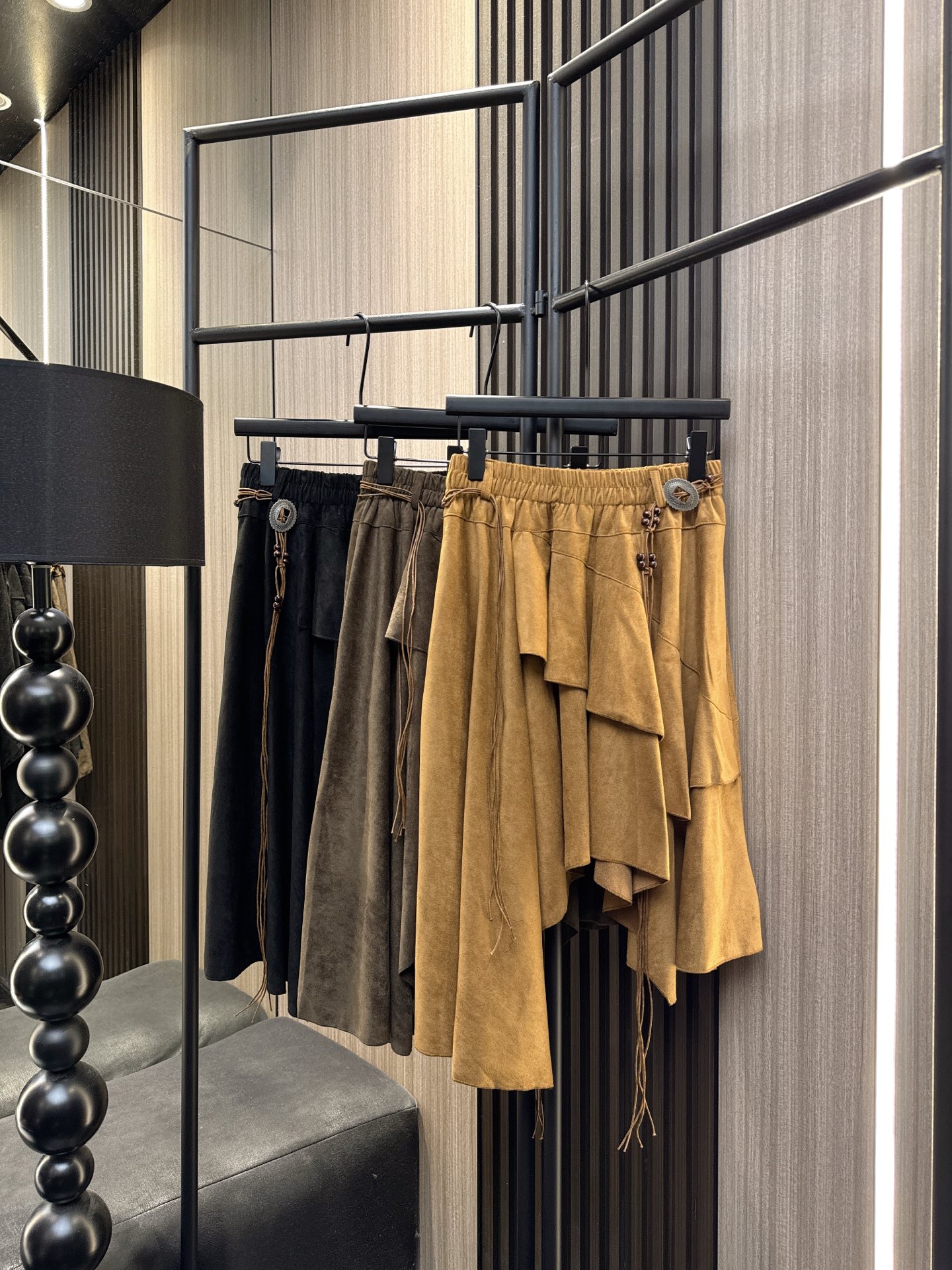 ✨✨✨伊莎贝尔✨✨✨2025秋冬新款💫 【时尚上新】不规则的魅力藏在这条荷叶边A字半裙里！采用高品质面料