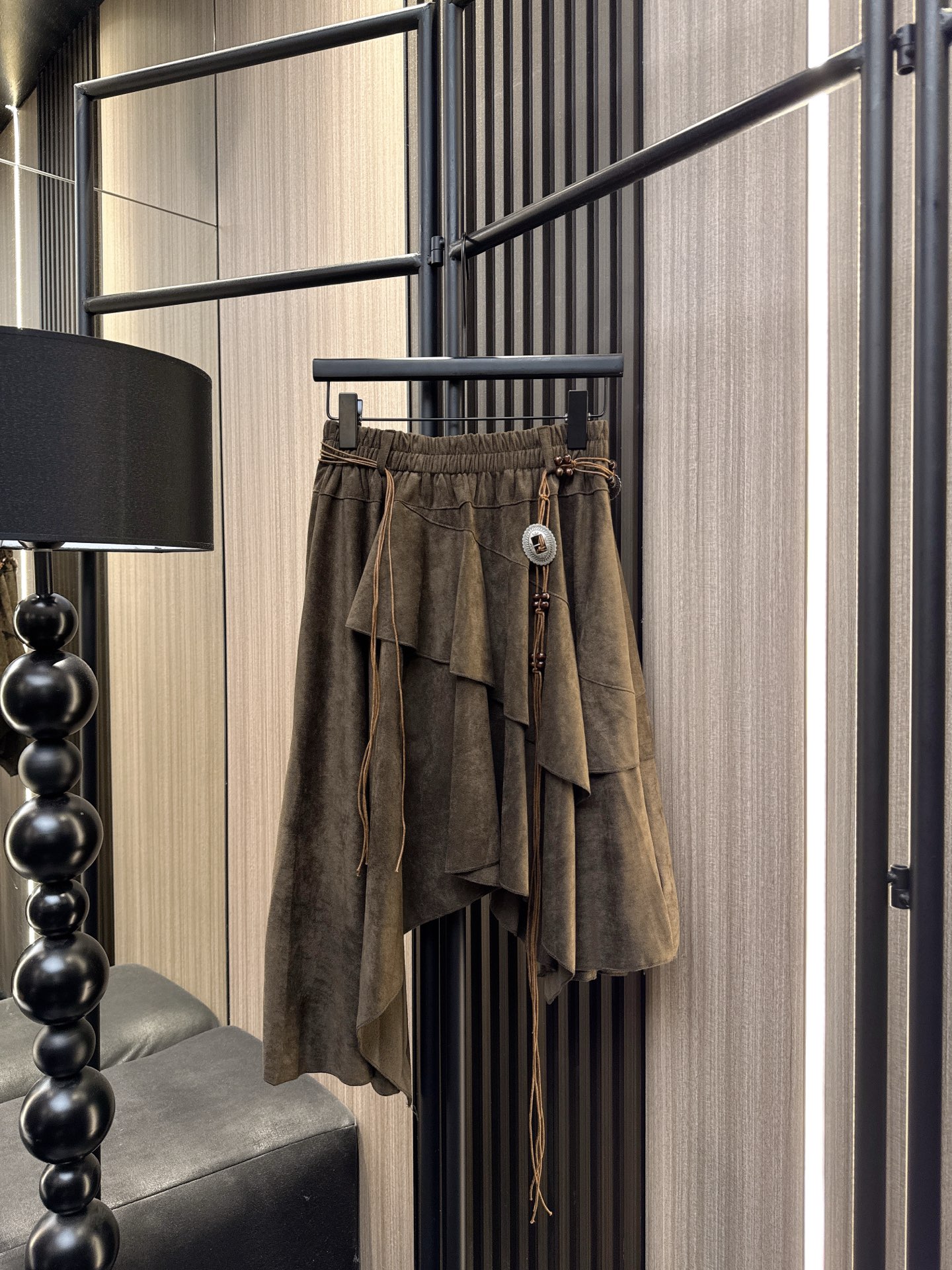 ✨✨✨伊莎贝尔✨✨✨2025秋冬新款💫 【时尚上新】不规则的魅力藏在这条荷叶边A字半裙里！采用高品质面料