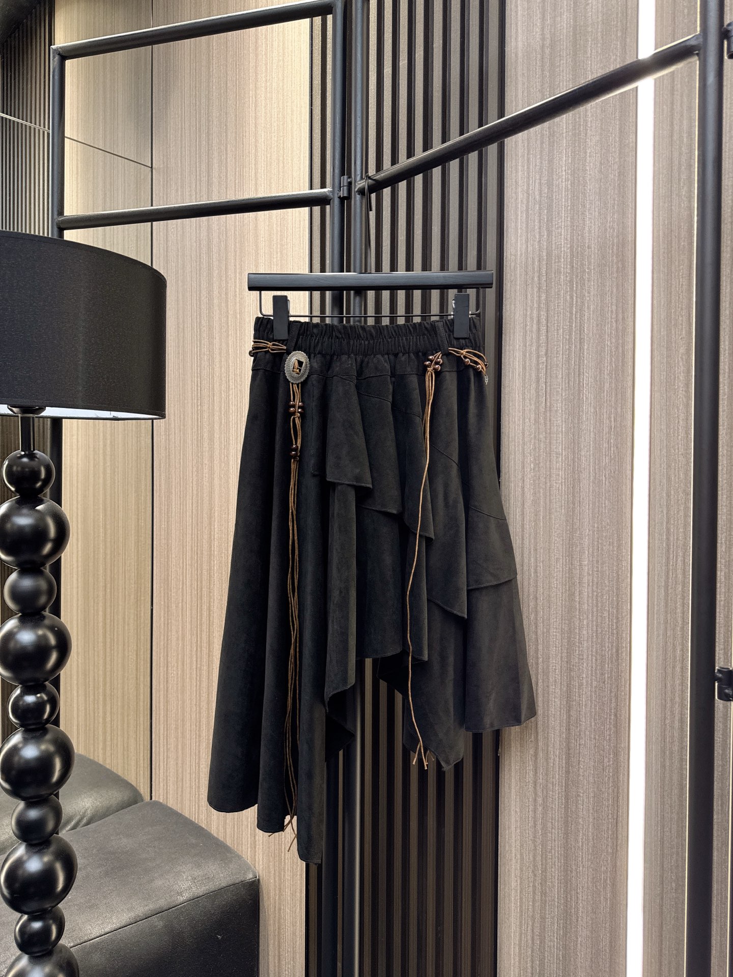 ✨✨✨伊莎贝尔✨✨✨2025秋冬新款💫 【时尚上新】不规则的魅力藏在这条荷叶边A字半裙里！采用高品质面料