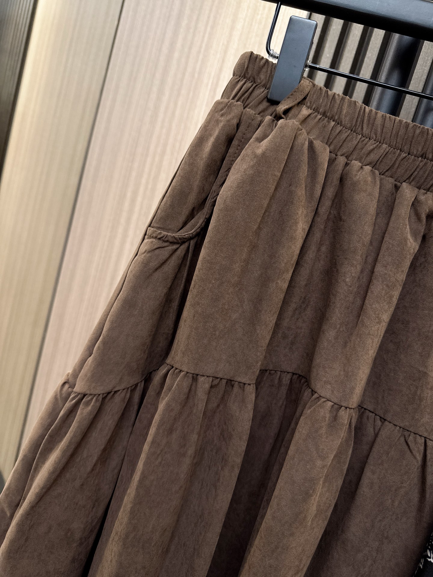 ✨✨✨QOY✨✨✨2025秋冬新款💫 柔软丝巾与褶皱拼接设计相遇，打造松紧腰A字半裙的慵懒浪漫。精选优质