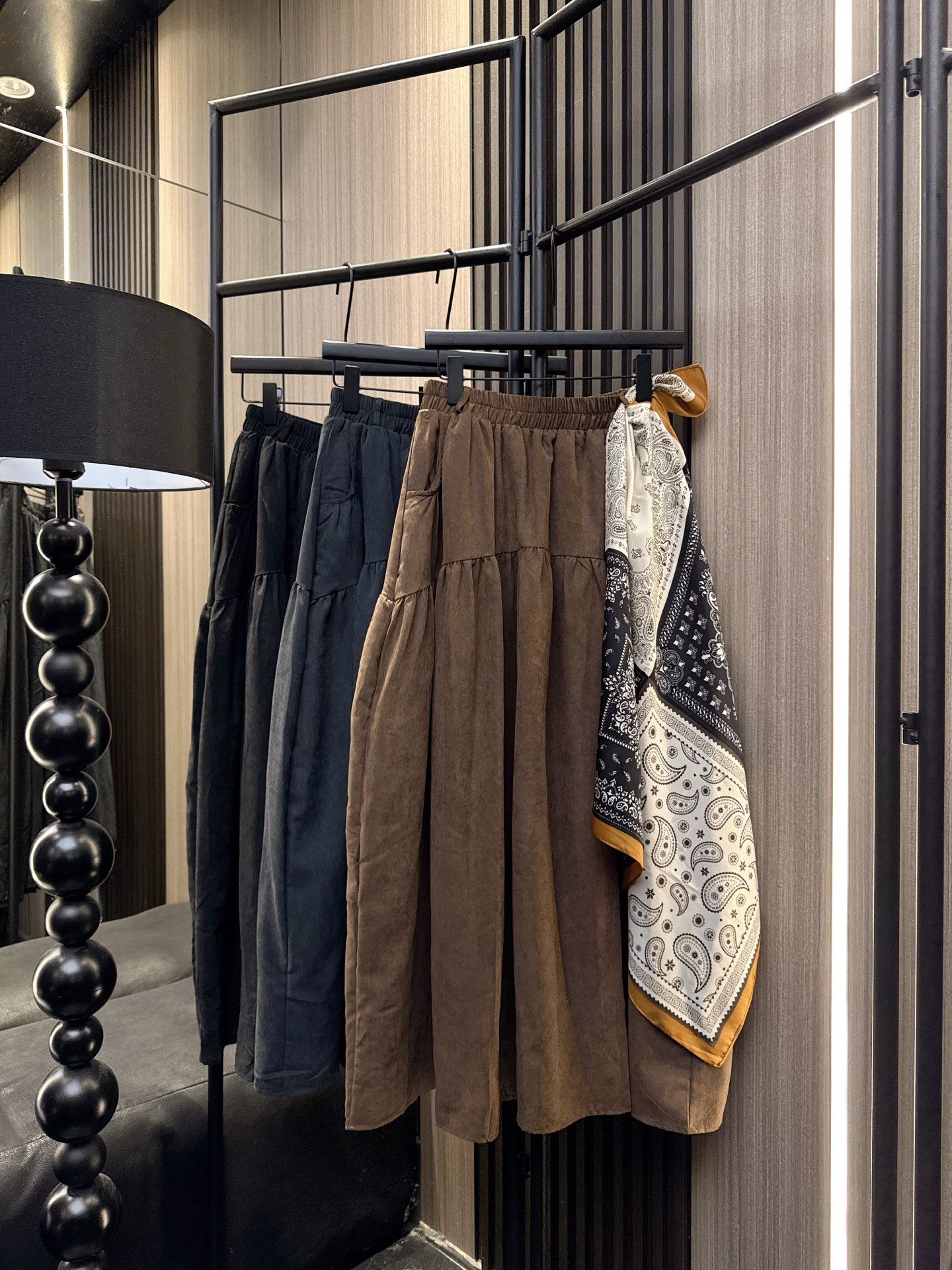 ✨✨✨QOY✨✨✨2025秋冬新款💫 柔软丝巾与褶皱拼接设计相遇，打造松紧腰A字半裙的慵懒浪漫。精选优质