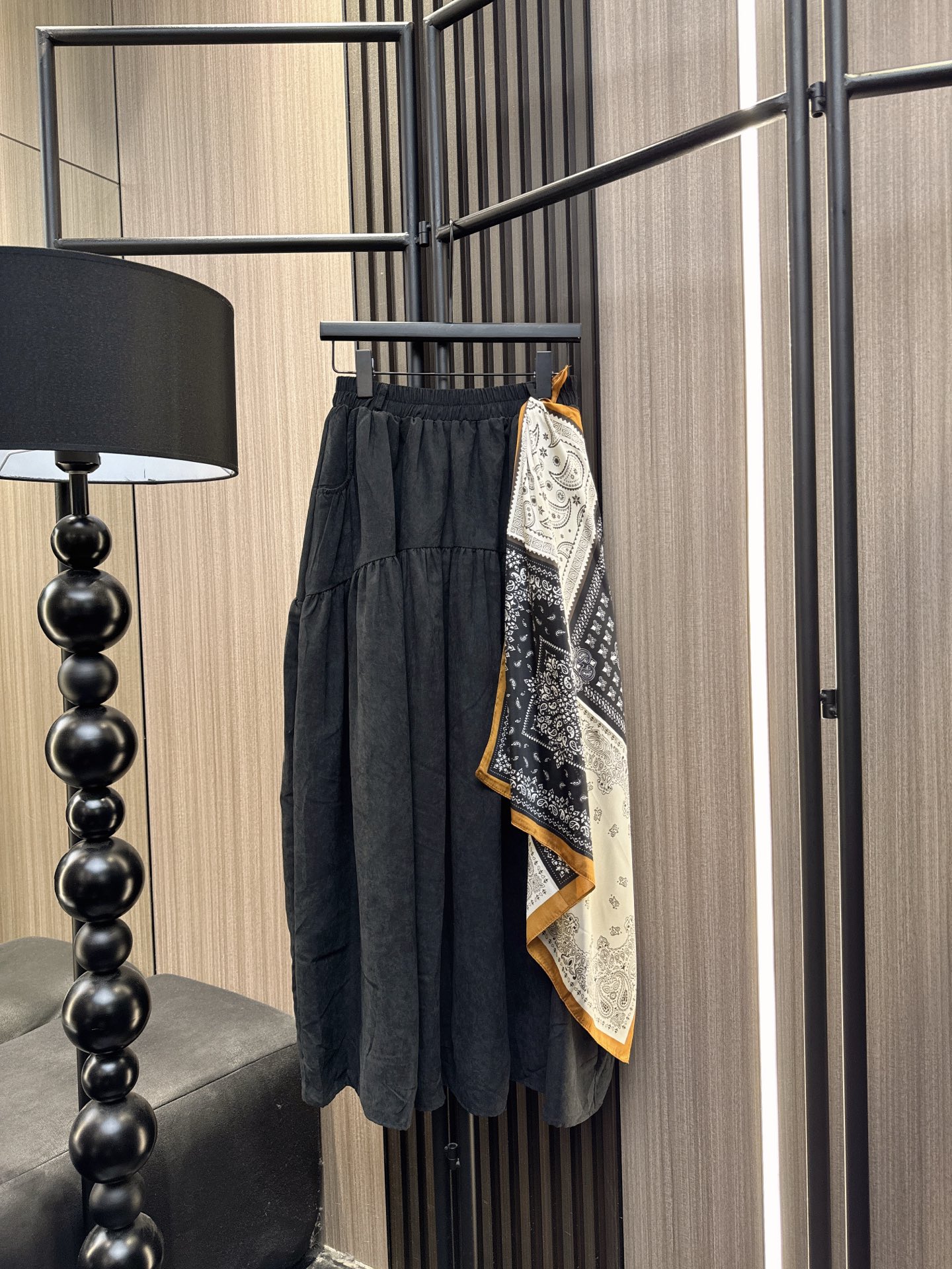 ✨✨✨QOY✨✨✨2025秋冬新款💫 柔软丝巾与褶皱拼接设计相遇，打造松紧腰A字半裙的慵懒浪漫。精选优质