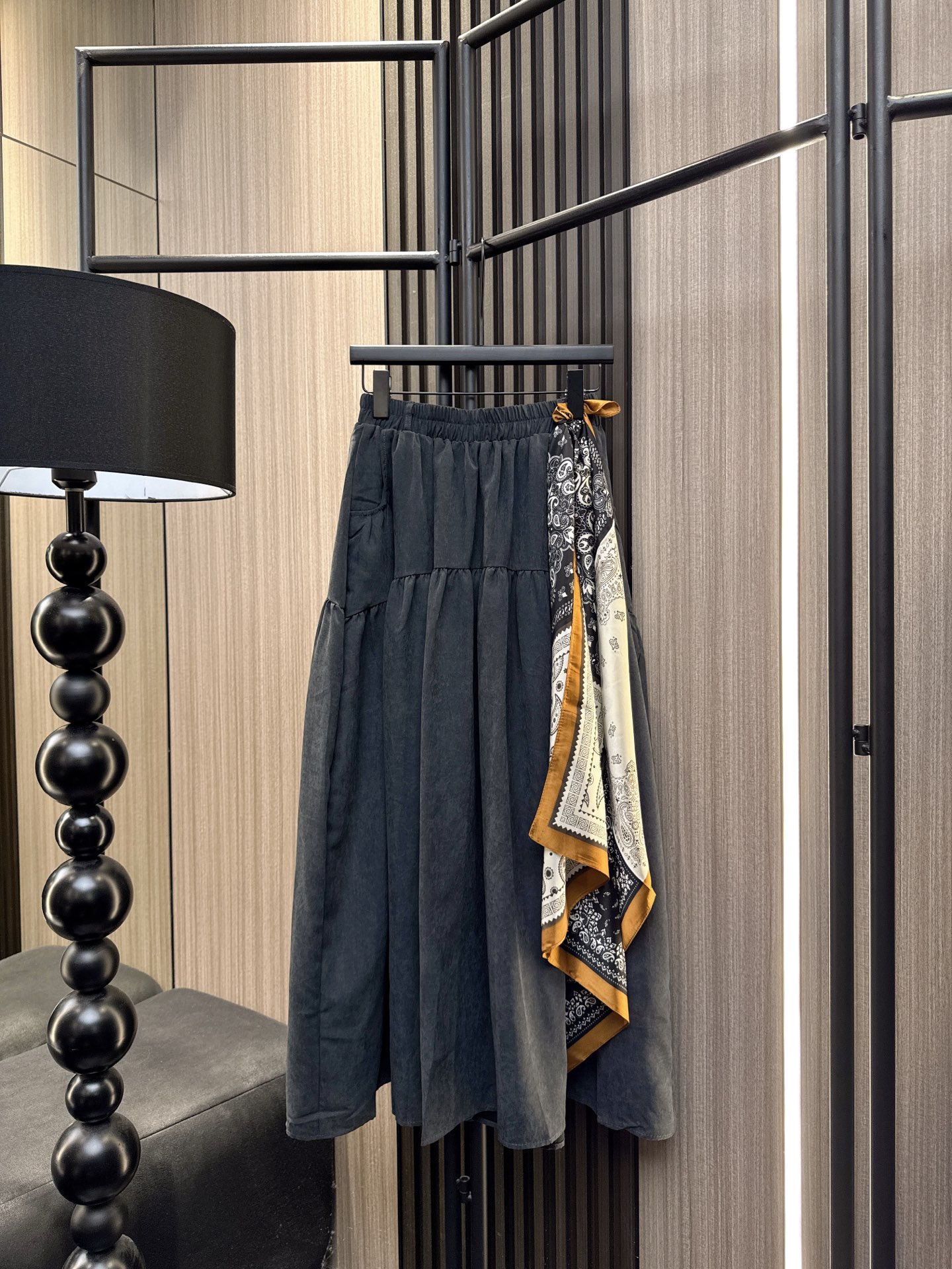 ✨✨✨QOY✨✨✨2025秋冬新款💫 柔软丝巾与褶皱拼接设计相遇，打造松紧腰A字半裙的慵懒浪漫。精选优质