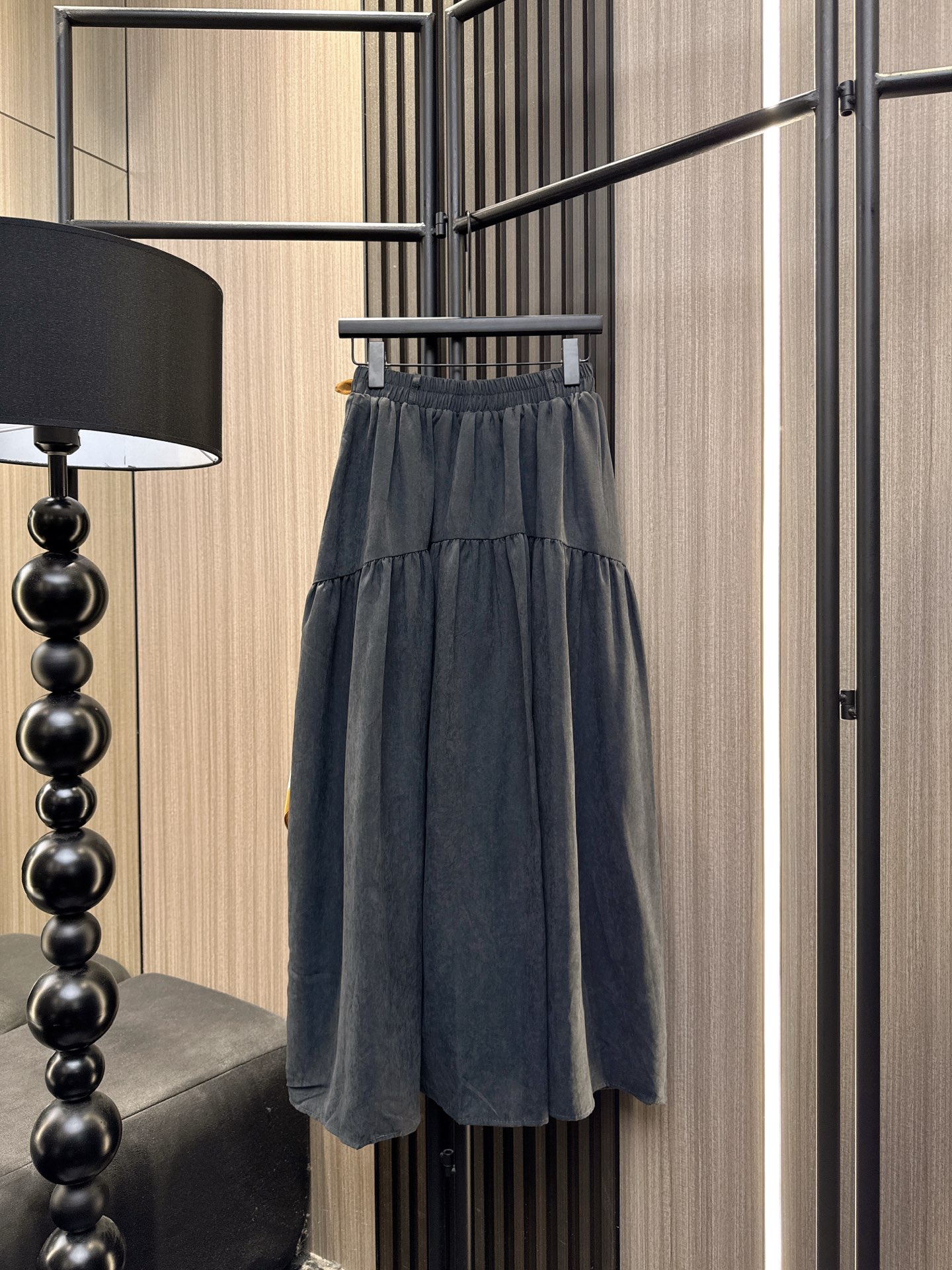 ✨✨✨QOY✨✨✨2025秋冬新款💫 柔软丝巾与褶皱拼接设计相遇，打造松紧腰A字半裙的慵懒浪漫。精选优质