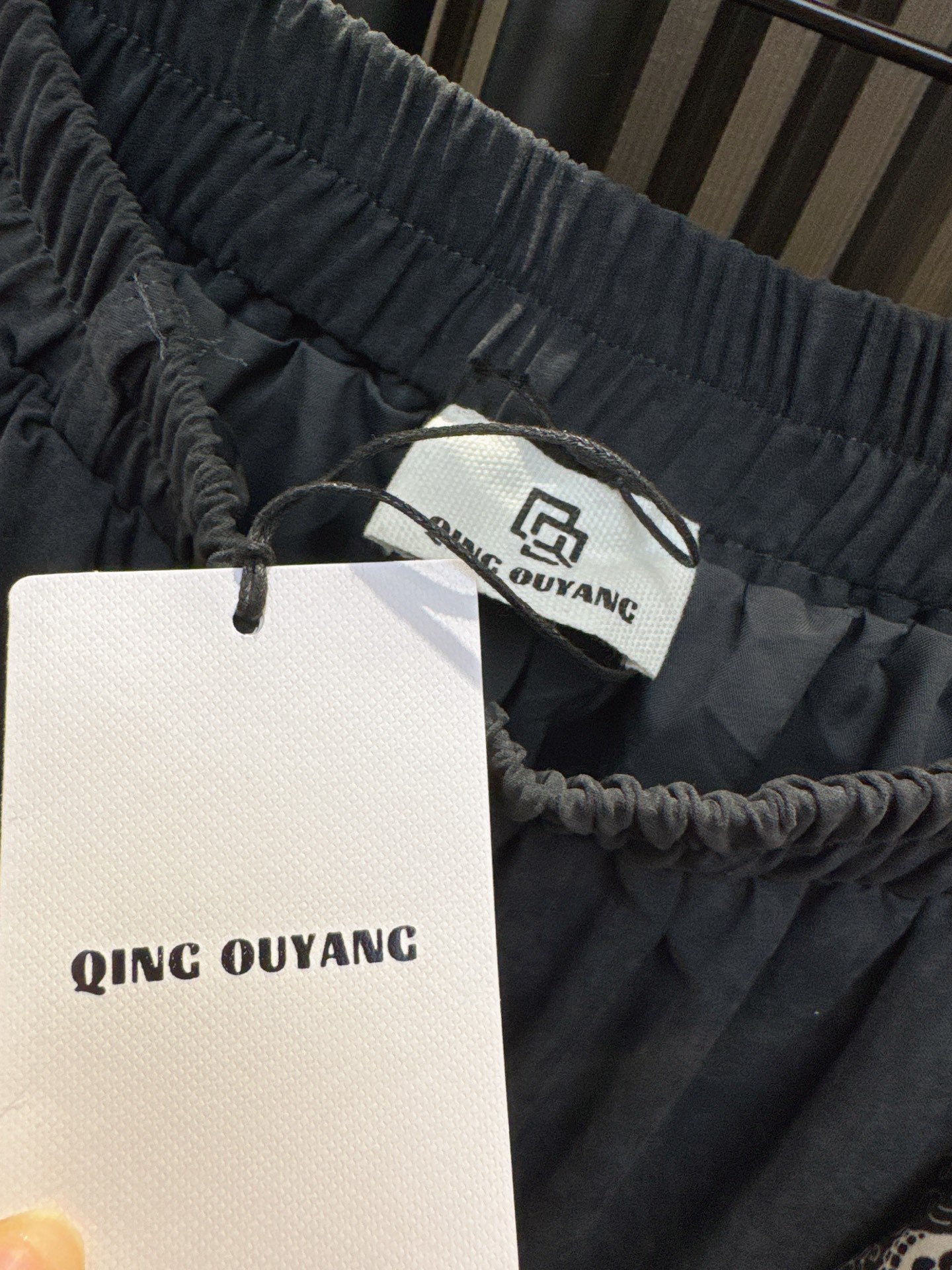 ✨✨✨QOY✨✨✨2025秋冬新款💫 柔软丝巾与褶皱拼接设计相遇，打造松紧腰A字半裙的慵懒浪漫。精选优质