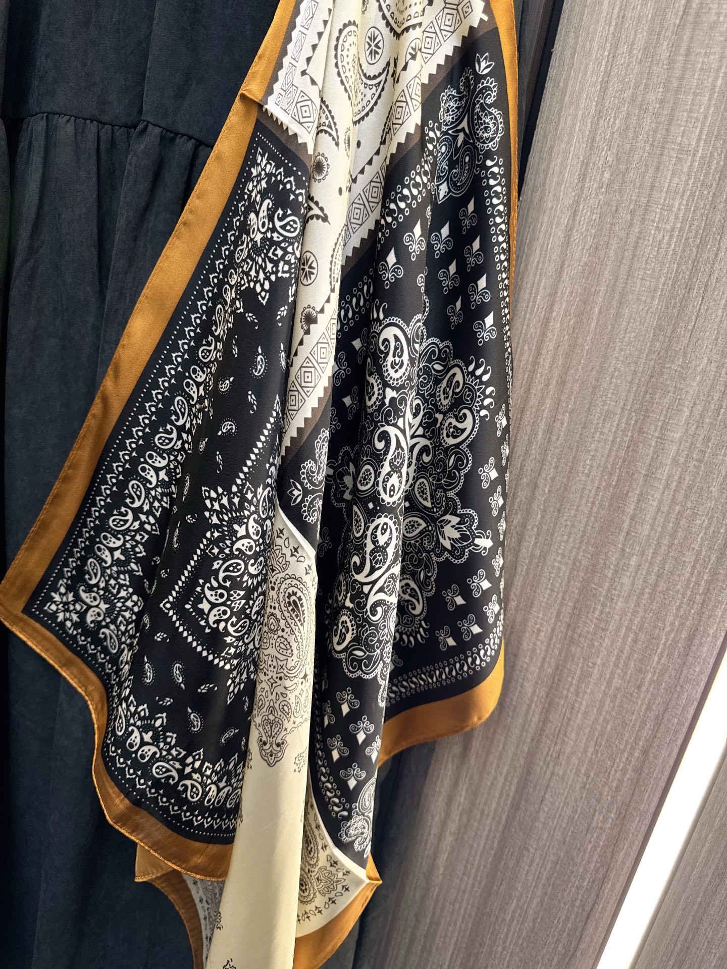 ✨✨✨QOY✨✨✨2025秋冬新款💫 柔软丝巾与褶皱拼接设计相遇，打造松紧腰A字半裙的慵懒浪漫。精选优质