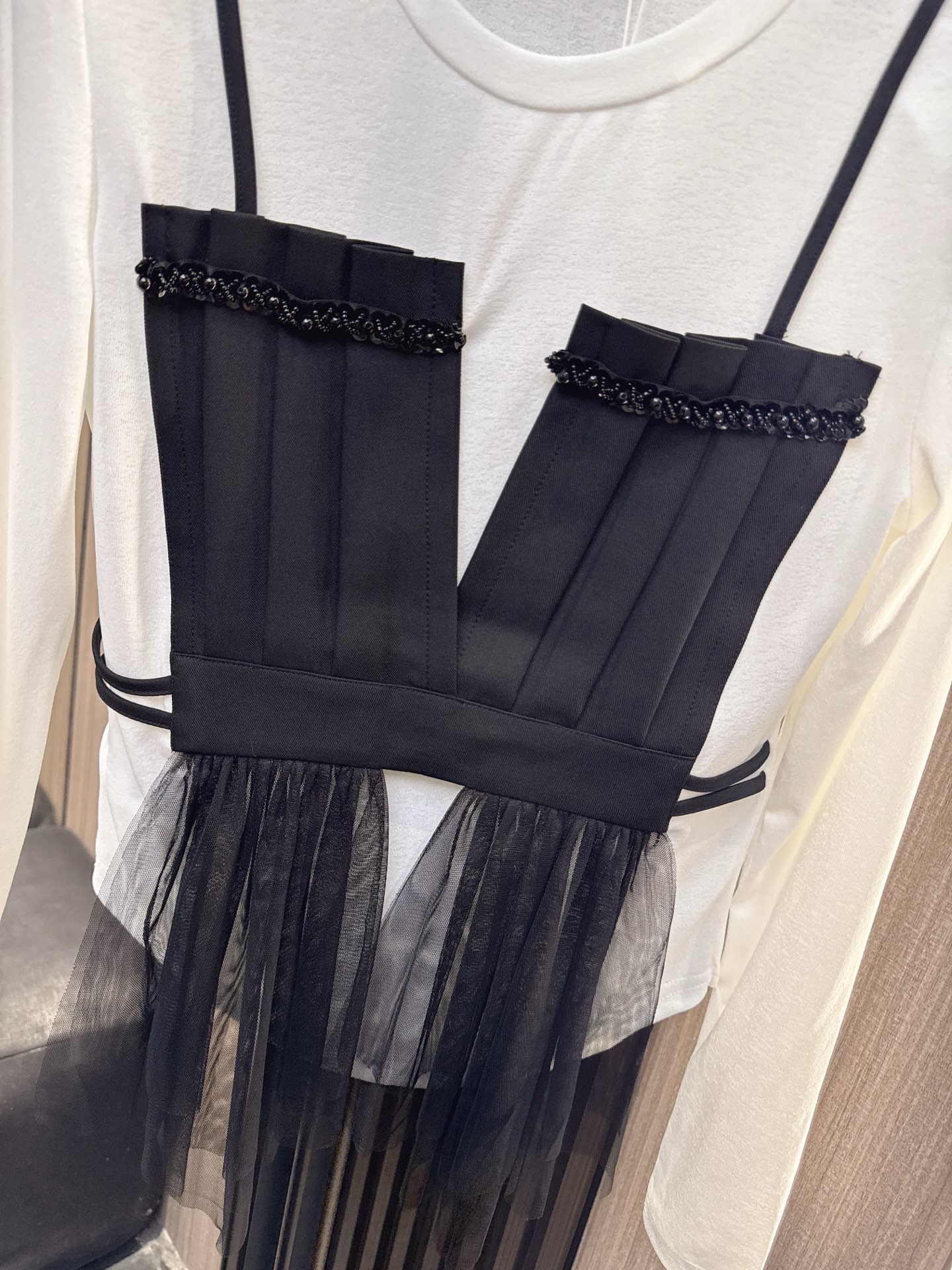 ✨✨✨ENFOLD✨✨✨2025秋冬新款💫珠片网纱拼接吊带圆领长袖假两件上衣🌟优雅与俏皮并存的百搭单品！