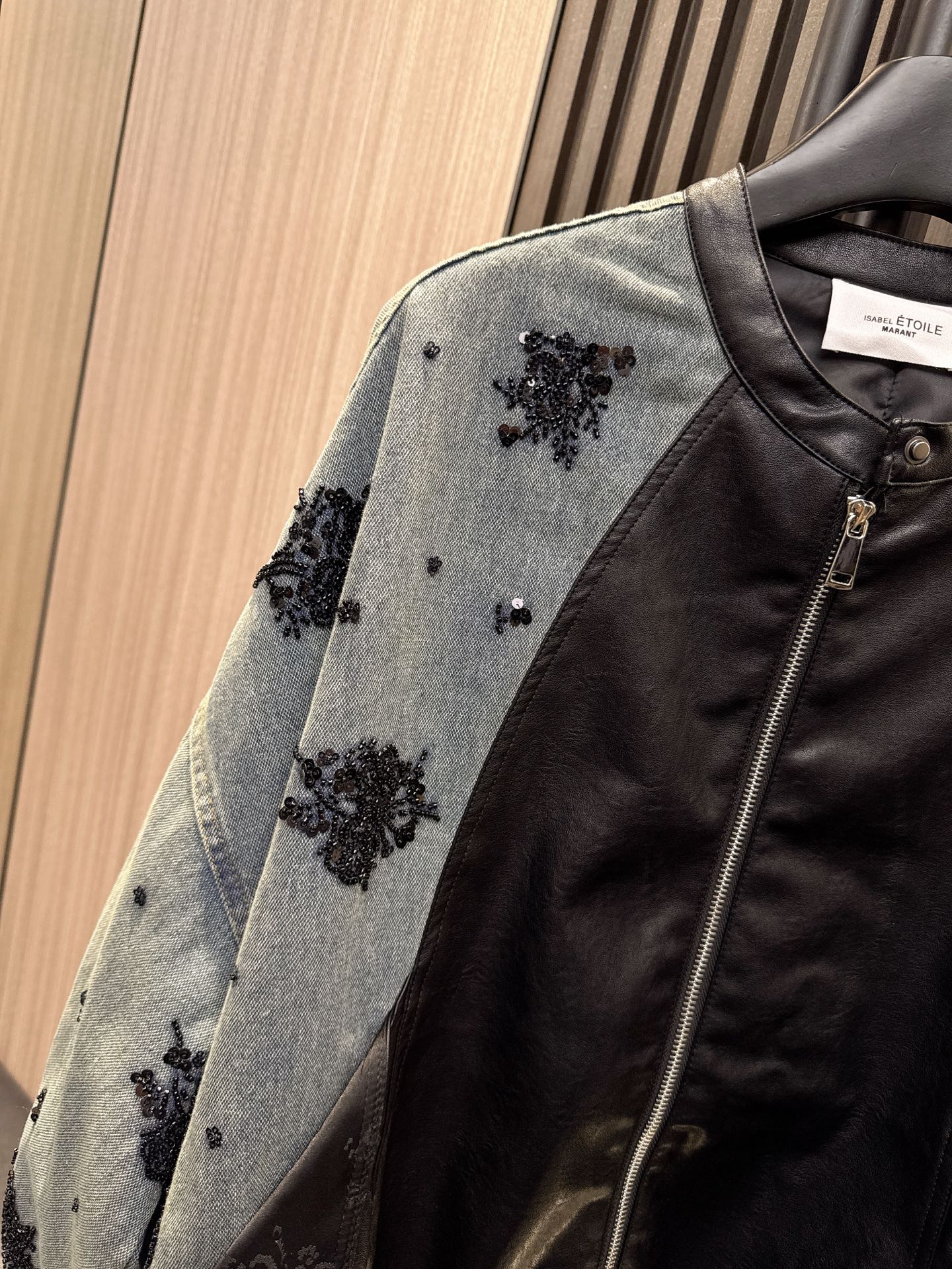 ✨✨✨伊莎贝尔✨✨✨2025秋冬新款💫 闪耀街头！梅花形亮片点缀潮流牛仔拼接PU棒球服，前卫的梅花亮片设