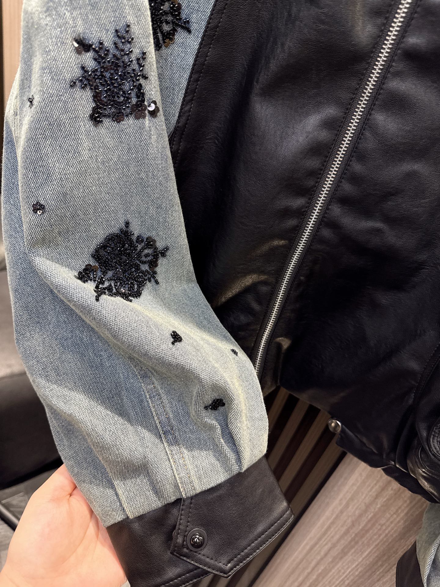 ✨✨✨伊莎贝尔✨✨✨2025秋冬新款💫 闪耀街头！梅花形亮片点缀潮流牛仔拼接PU棒球服，前卫的梅花亮片设