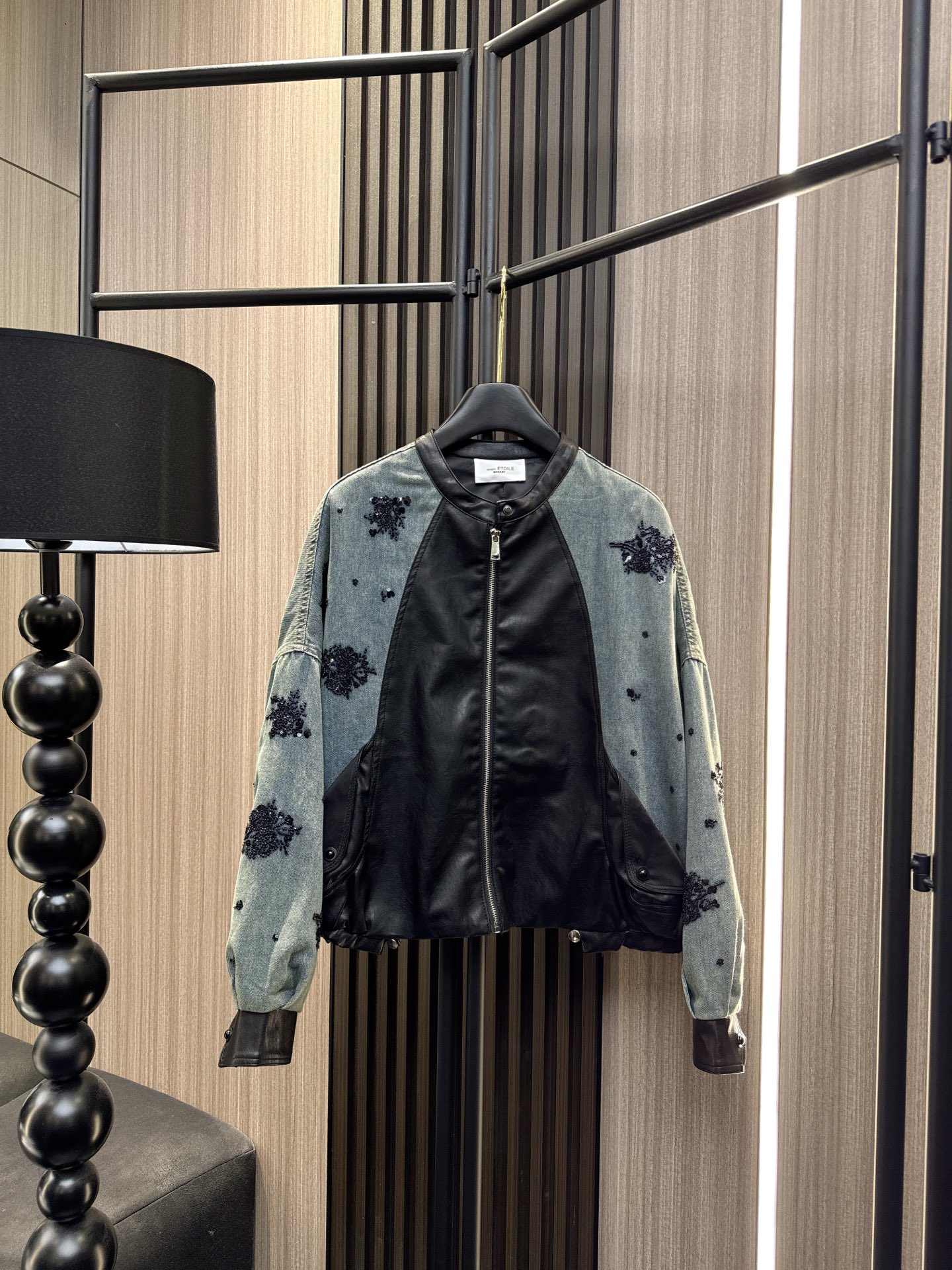 ✨✨✨伊莎贝尔✨✨✨2025秋冬新款💫 闪耀街头！梅花形亮片点缀潮流牛仔拼接PU棒球服，前卫的梅花亮片设