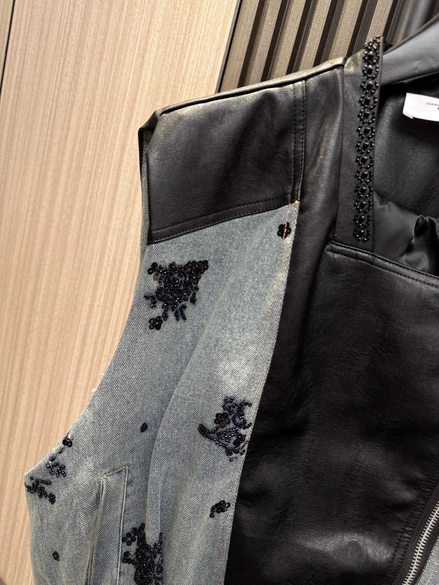 ✨✨✨伊莎贝尔✨✨✨2025秋冬新款💫 【一件穿出高级感】✨领边手工钉珠牛仔拼接PU马甲，硬朗与柔美碰撞