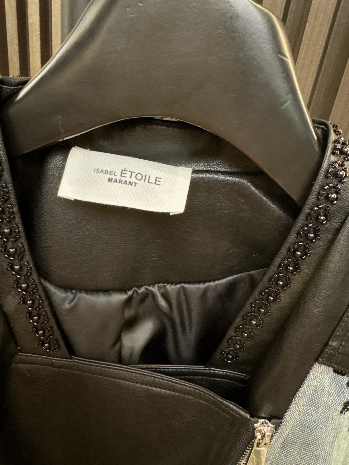 ✨✨✨伊莎贝尔✨✨✨2025秋冬新款💫 【一件穿出高级感】✨领边手工钉珠牛仔拼接PU马甲，硬朗与柔美碰撞