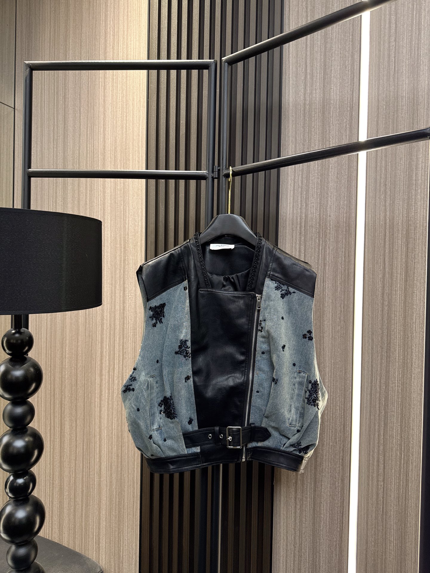 ✨✨✨伊莎贝尔✨✨✨2025秋冬新款💫 【一件穿出高级感】✨领边手工钉珠牛仔拼接PU马甲，硬朗与柔美碰撞