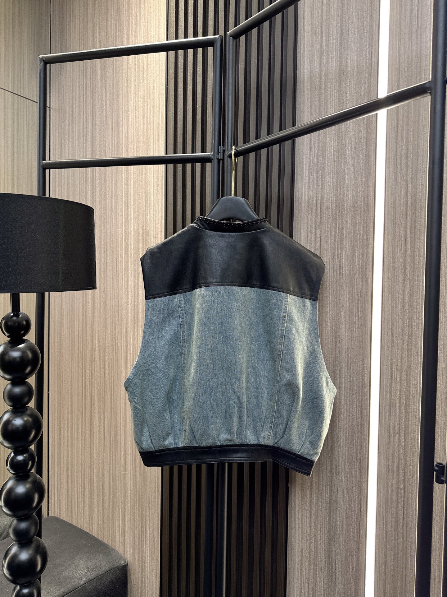 ✨✨✨伊莎贝尔✨✨✨2025秋冬新款💫 【一件穿出高级感】✨领边手工钉珠牛仔拼接PU马甲，硬朗与柔美碰撞