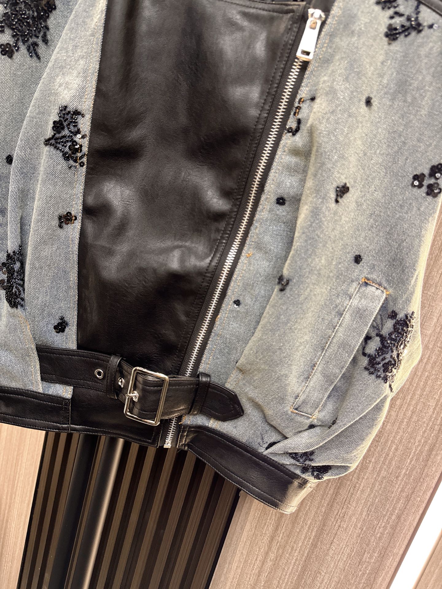 ✨✨✨伊莎贝尔✨✨✨2025秋冬新款💫 【一件穿出高级感】✨领边手工钉珠牛仔拼接PU马甲，硬朗与柔美碰撞