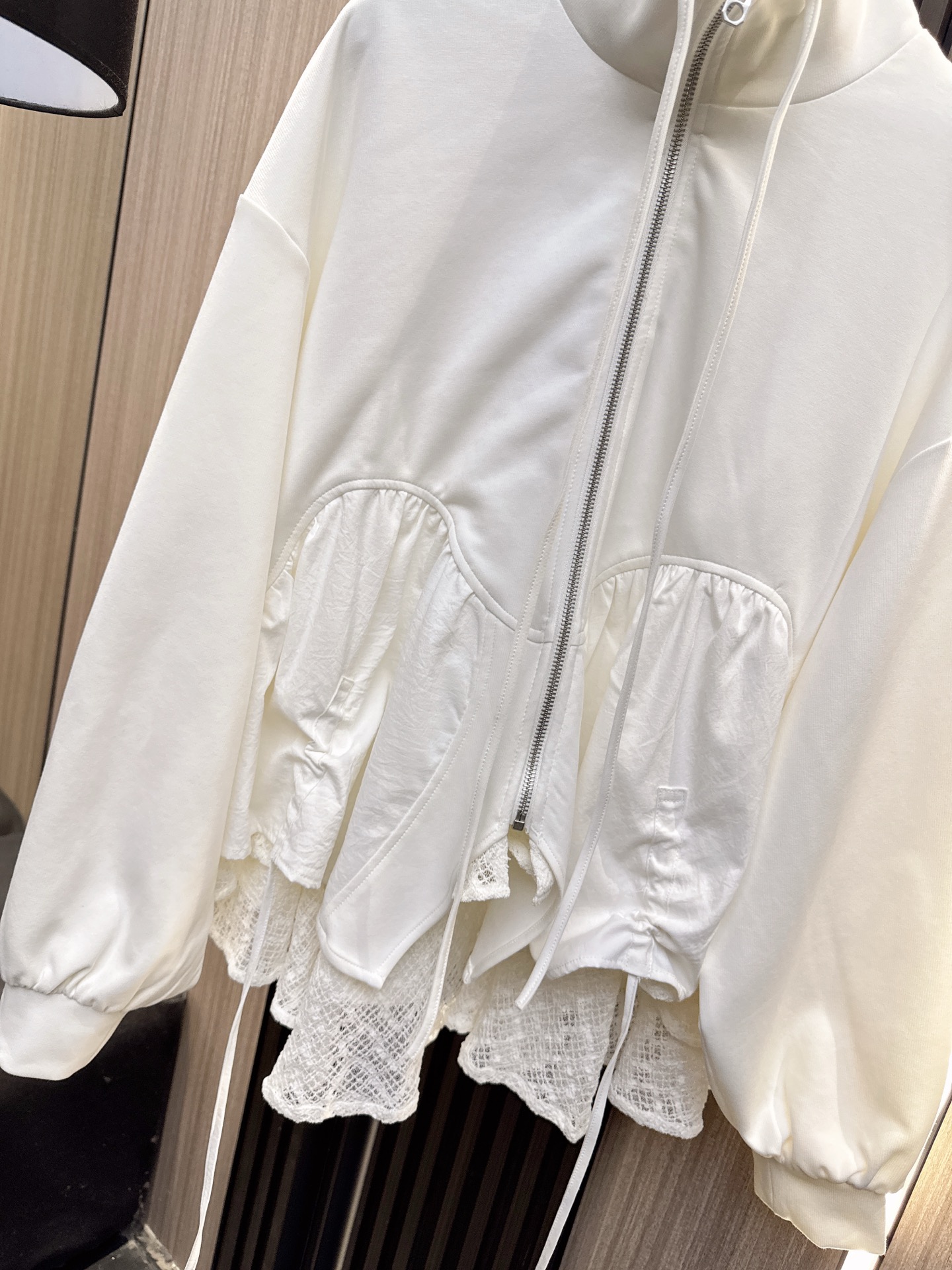 ✨✨✨MM6✨✨✨2025秋冬新款💫 不规则伞状拼接下摆立领外套，一件让你在人群中脱颖而出的设计感单品！