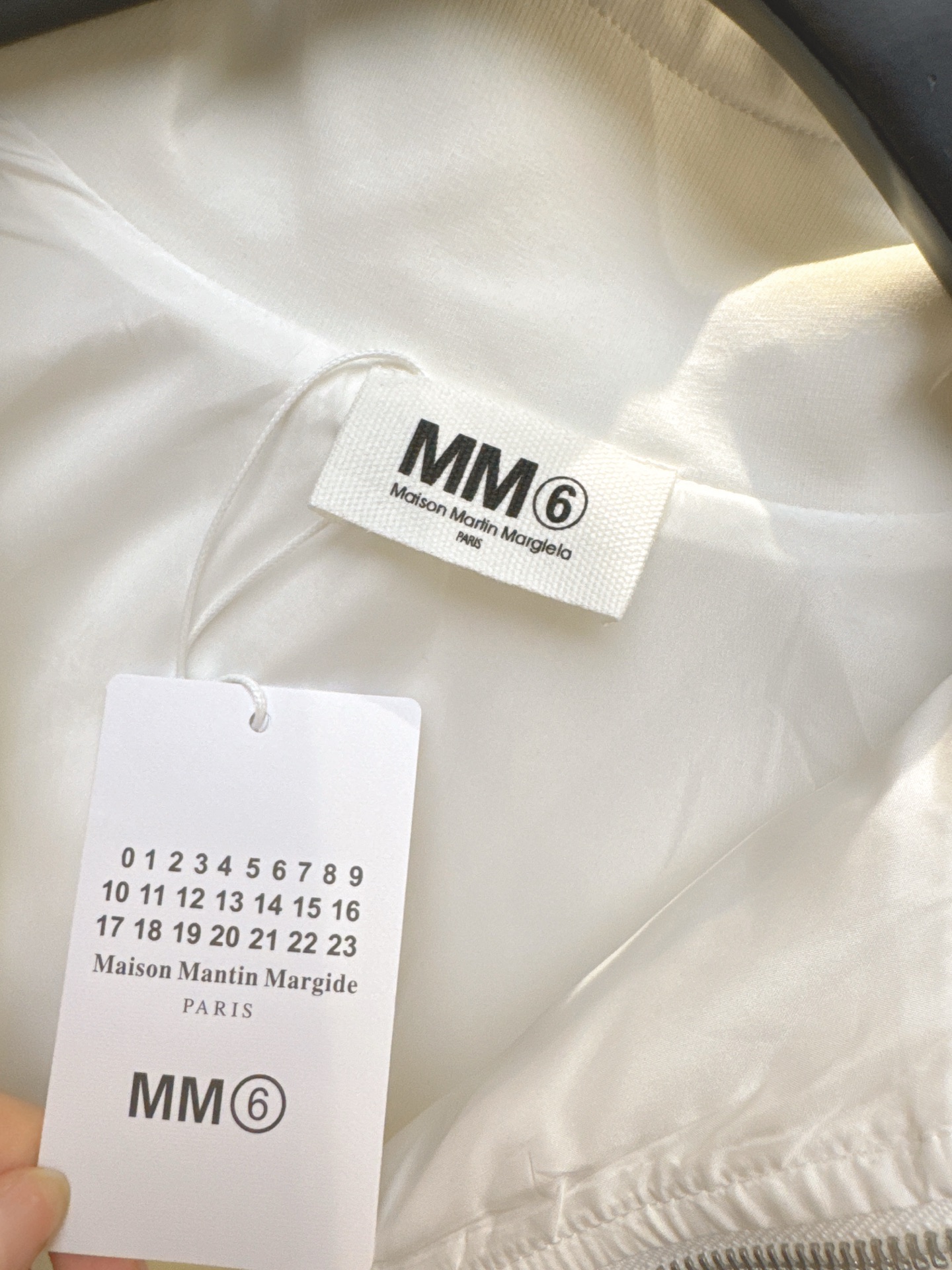 ✨✨✨MM6✨✨✨2025秋冬新款💫 不规则伞状拼接下摆立领外套，一件让你在人群中脱颖而出的设计感单品！