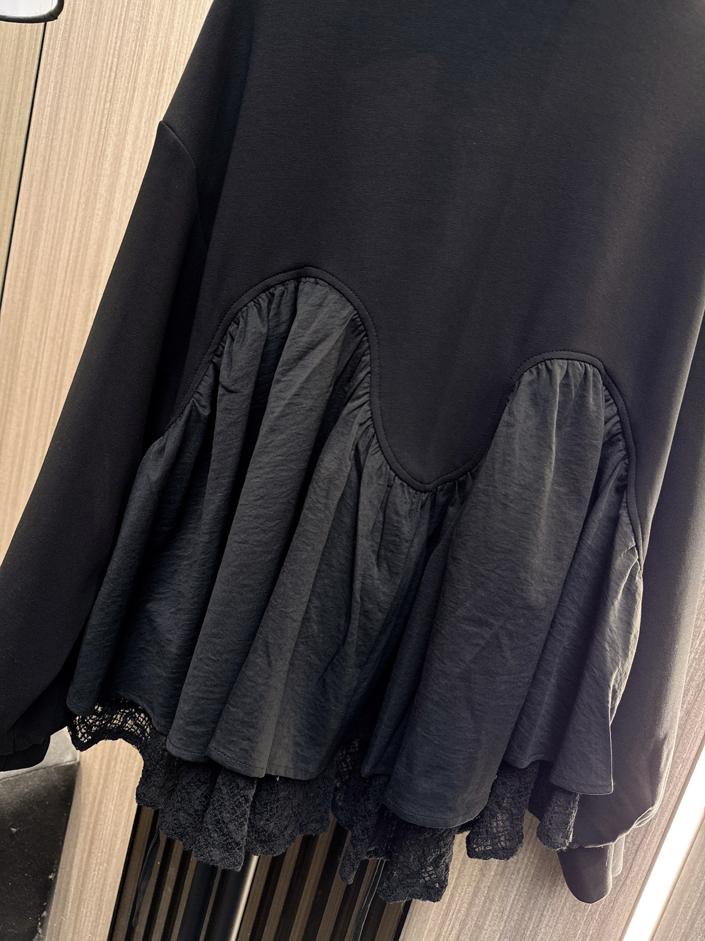 ✨✨✨MM6✨✨✨2025秋冬新款💫 不规则伞状拼接下摆立领外套，一件让你在人群中脱颖而出的设计感单品！