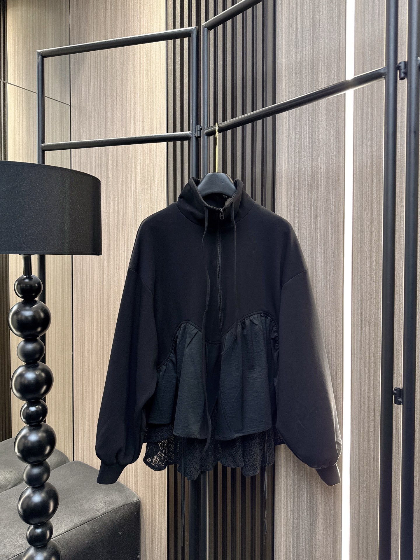 ✨✨✨MM6✨✨✨2025秋冬新款💫 不规则伞状拼接下摆立领外套，一件让你在人群中脱颖而出的设计感单品！