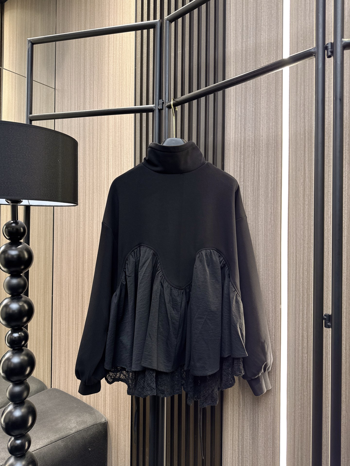 ✨✨✨MM6✨✨✨2025秋冬新款💫 不规则伞状拼接下摆立领外套，一件让你在人群中脱颖而出的设计感单品！