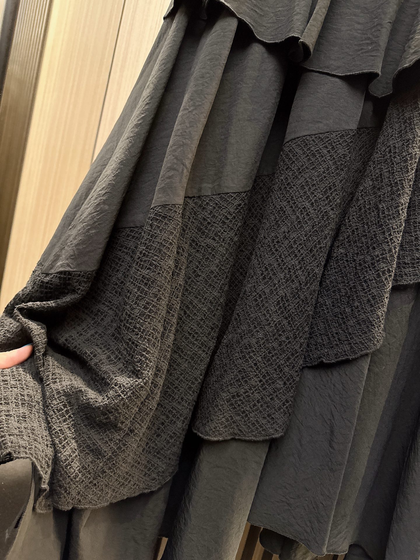 ✨✨✨MM6✨✨✨2025秋冬新款💫 【MM6不规则三层拼接半裙】打破常规剪裁，用不对称层叠设计演绎前卫