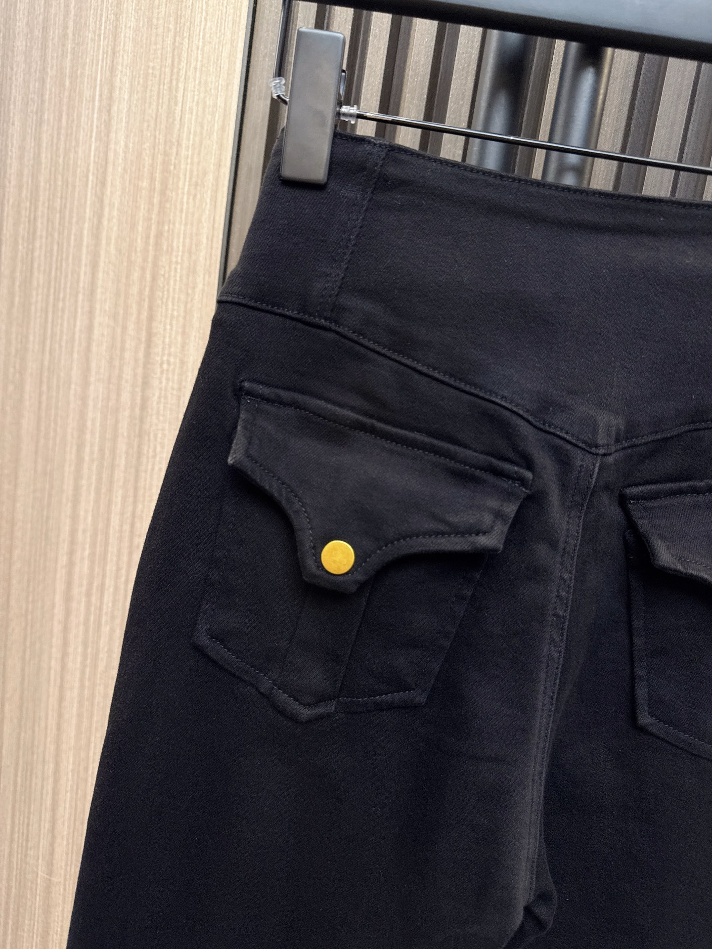 ✨✨✨celine✨✨✨2025秋冬新款💫 CELINE三排扣小脚牛仔裤｜潮流必入！独特三排扣设计凸显前