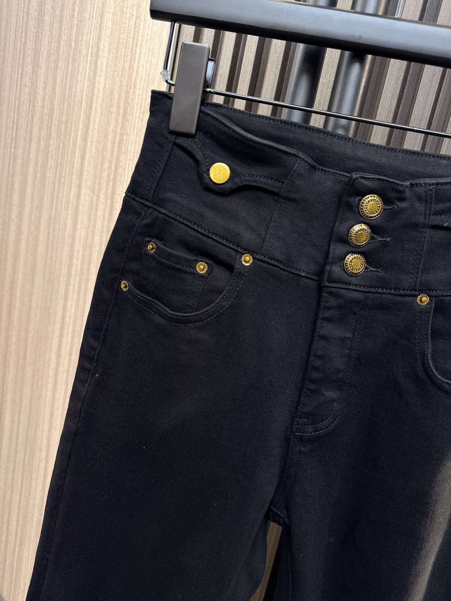 ✨✨✨celine✨✨✨2025秋冬新款💫 CELINE三排扣小脚牛仔裤｜潮流必入！独特三排扣设计凸显前