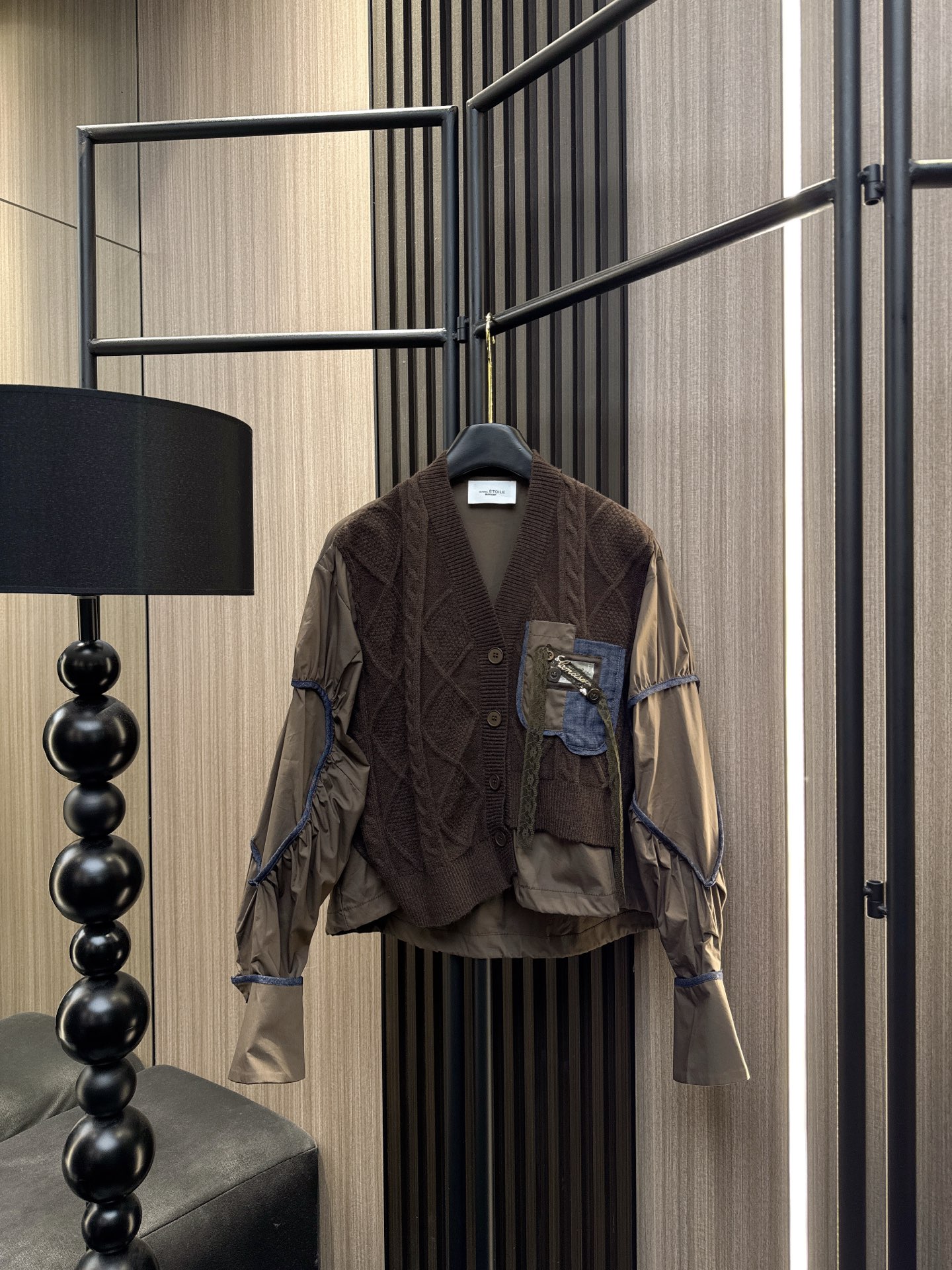 ✨✨✨伊莎贝尔✨✨✨2025秋冬新款💫 甜美升级！V领褶皱爱心拼接袖上衣，演绎浪漫小女人味。精选亲肤面料