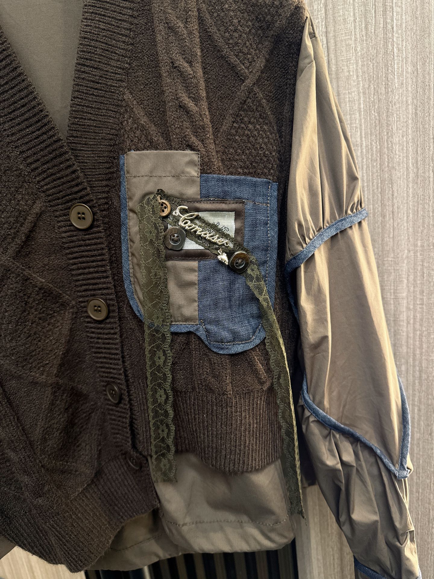 ✨✨✨伊莎贝尔✨✨✨2025秋冬新款💫 甜美升级！V领褶皱爱心拼接袖上衣，演绎浪漫小女人味。精选亲肤面料