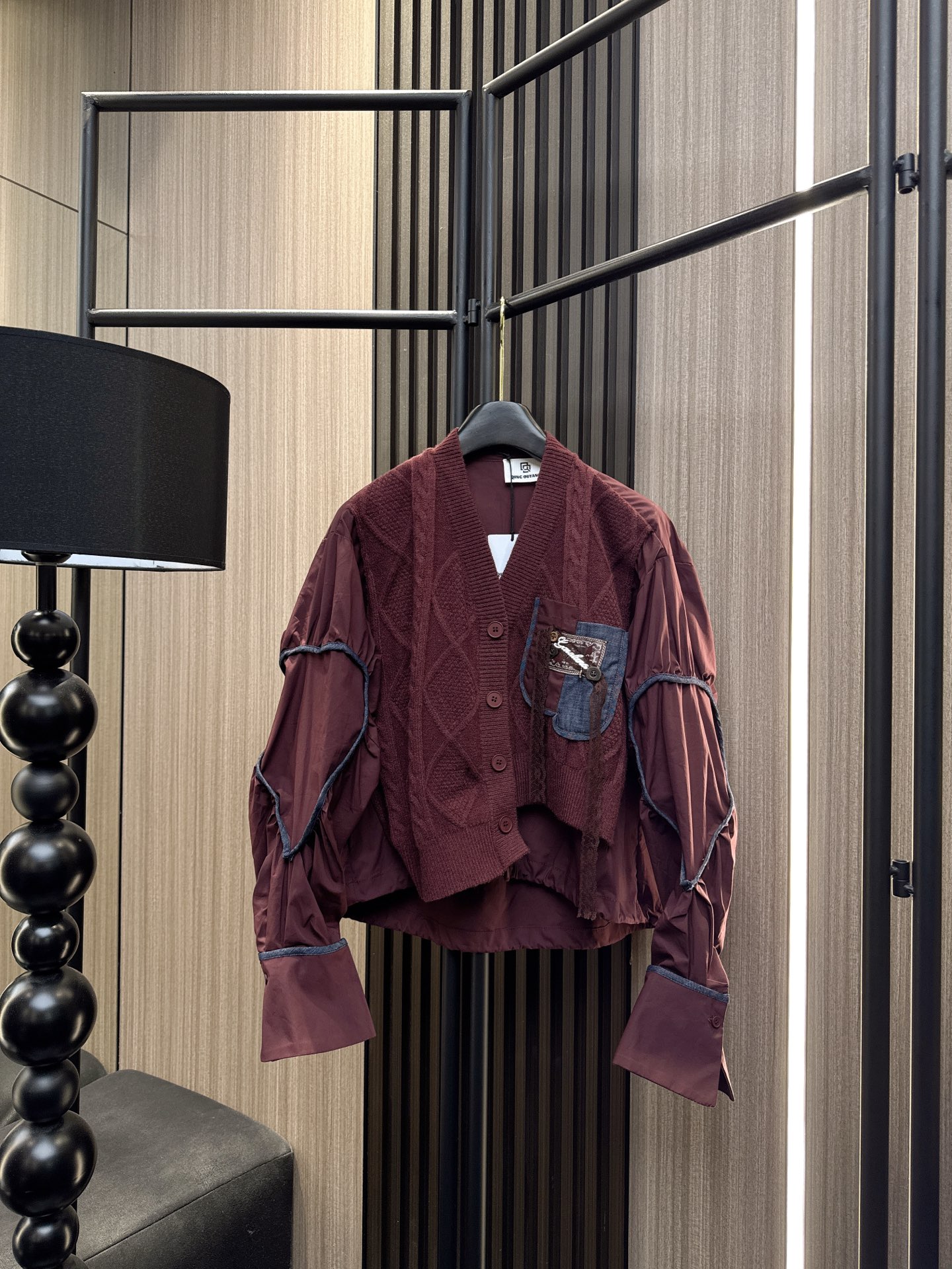 ✨✨✨伊莎贝尔✨✨✨2025秋冬新款💫 甜美升级！V领褶皱爱心拼接袖上衣，演绎浪漫小女人味。精选亲肤面料