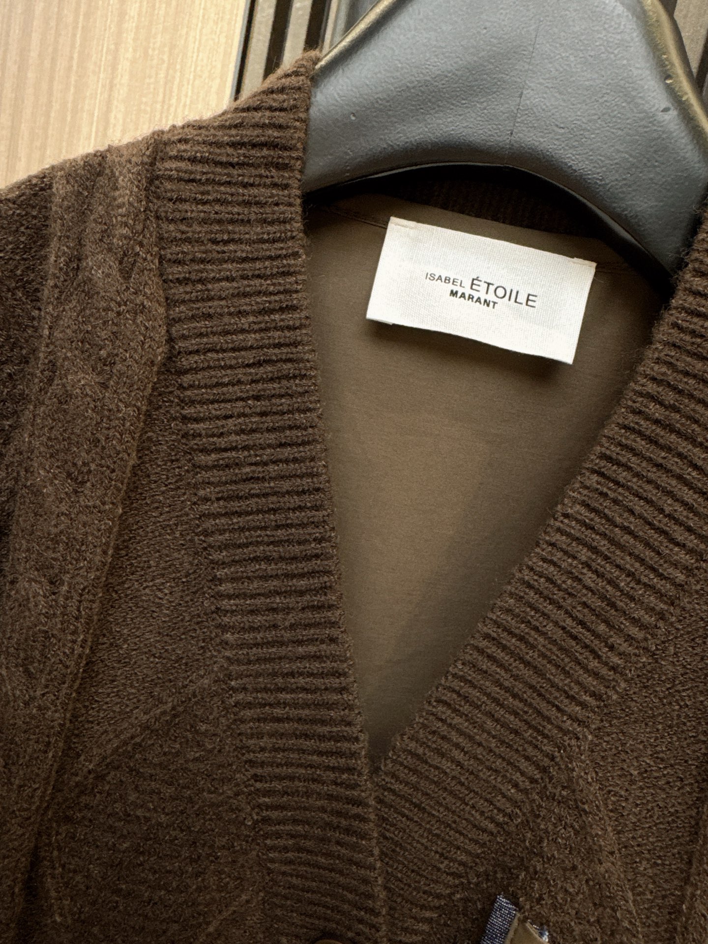 ✨✨✨伊莎贝尔✨✨✨2025秋冬新款💫 甜美升级！V领褶皱爱心拼接袖上衣，演绎浪漫小女人味。精选亲肤面料