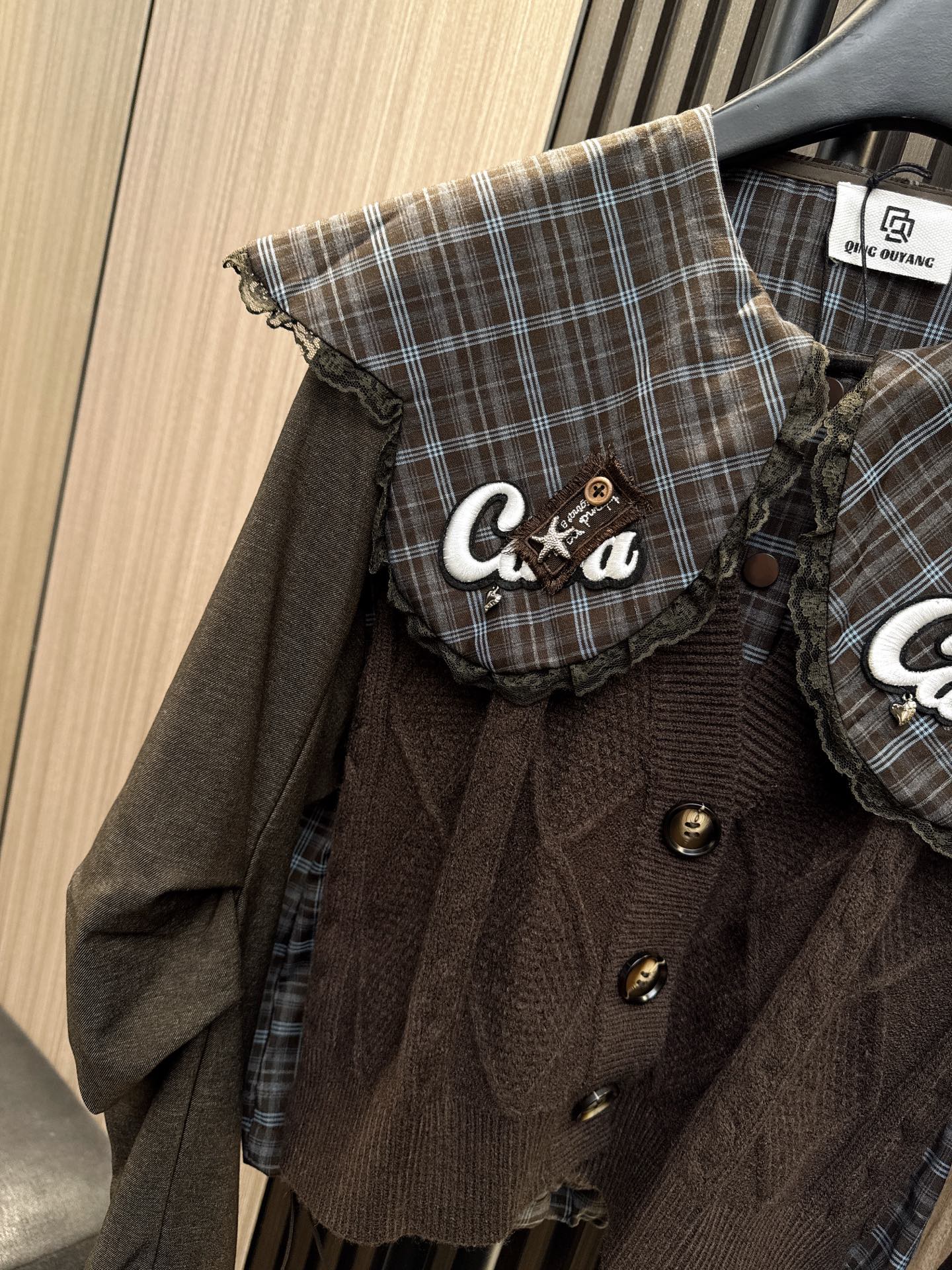 ✨✨✨QOY✨✨✨2025秋冬新款💫 格纹遇见甜美！新款娃娃领褶皱长袖针织假两件上衣来袭~立体剪裁拼接设