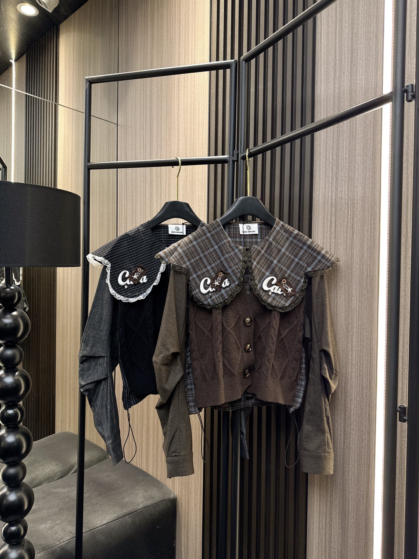 ✨✨✨QOY✨✨✨2025秋冬新款💫 格纹遇见甜美！新款娃娃领褶皱长袖针织假两件上衣来袭~立体剪裁拼接设