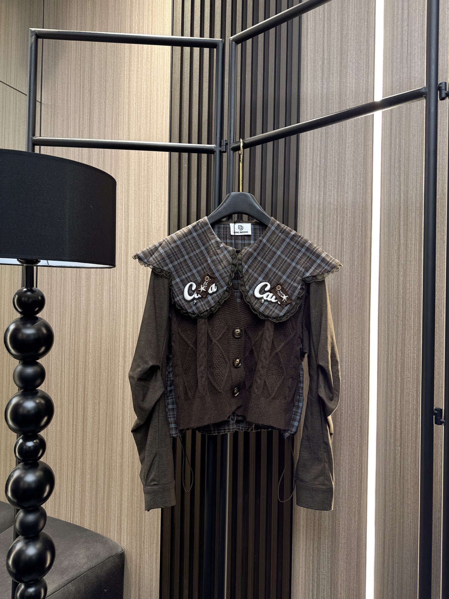 ✨✨✨QOY✨✨✨2025秋冬新款💫 格纹遇见甜美！新款娃娃领褶皱长袖针织假两件上衣来袭~立体剪裁拼接设