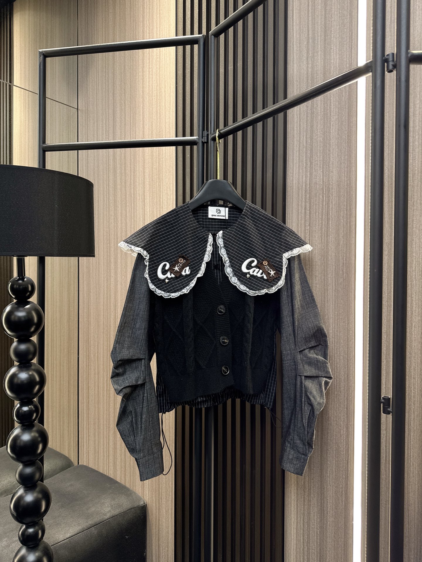 ✨✨✨QOY✨✨✨2025秋冬新款💫 格纹遇见甜美！新款娃娃领褶皱长袖针织假两件上衣来袭~立体剪裁拼接设