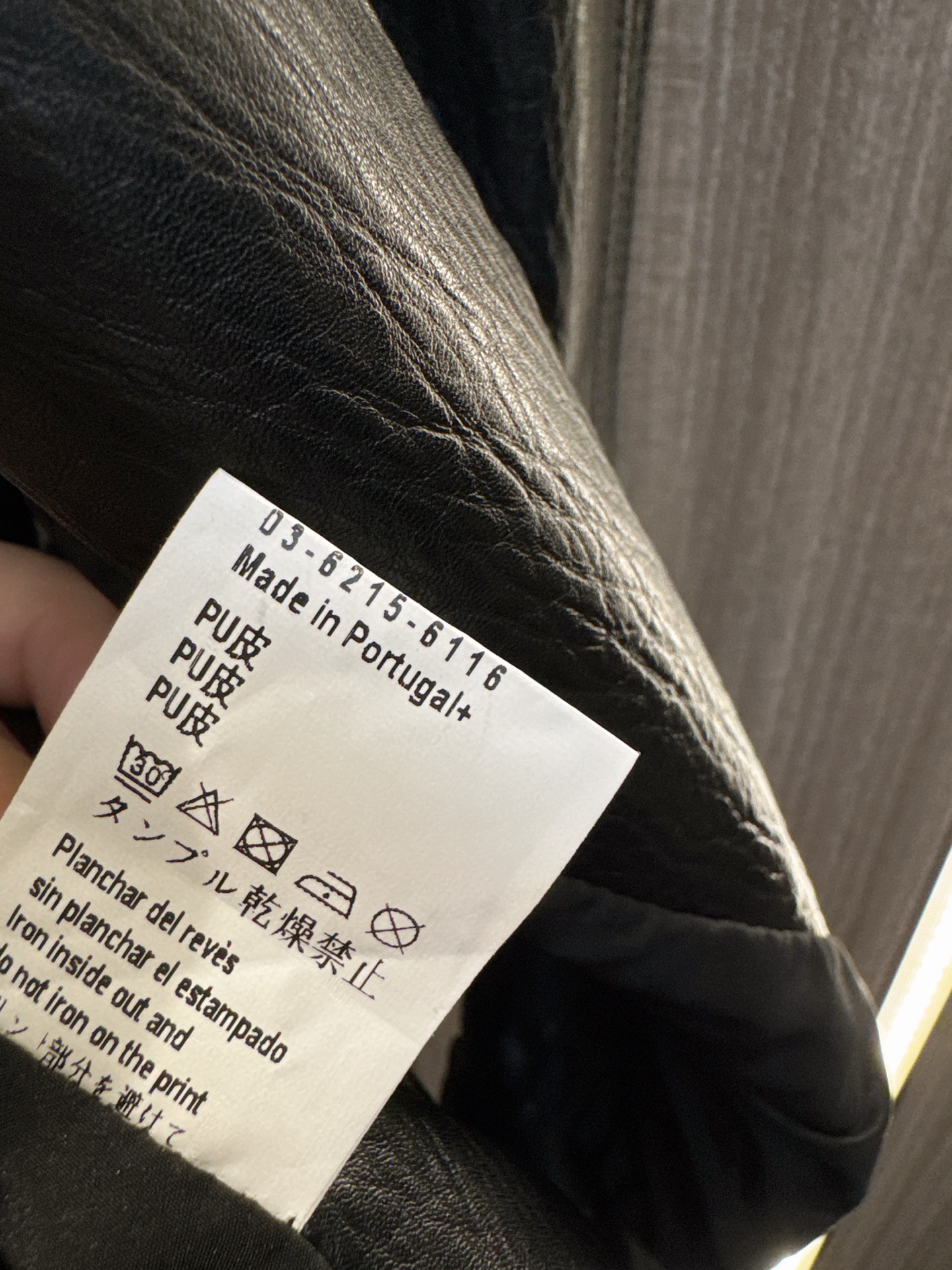 ✨✨✨LOEWE✨✨✨2025秋冬新款💫 PU皮圆领马甲 质感细腻，简约设计尽显高级感。让你轻松驾驭都市