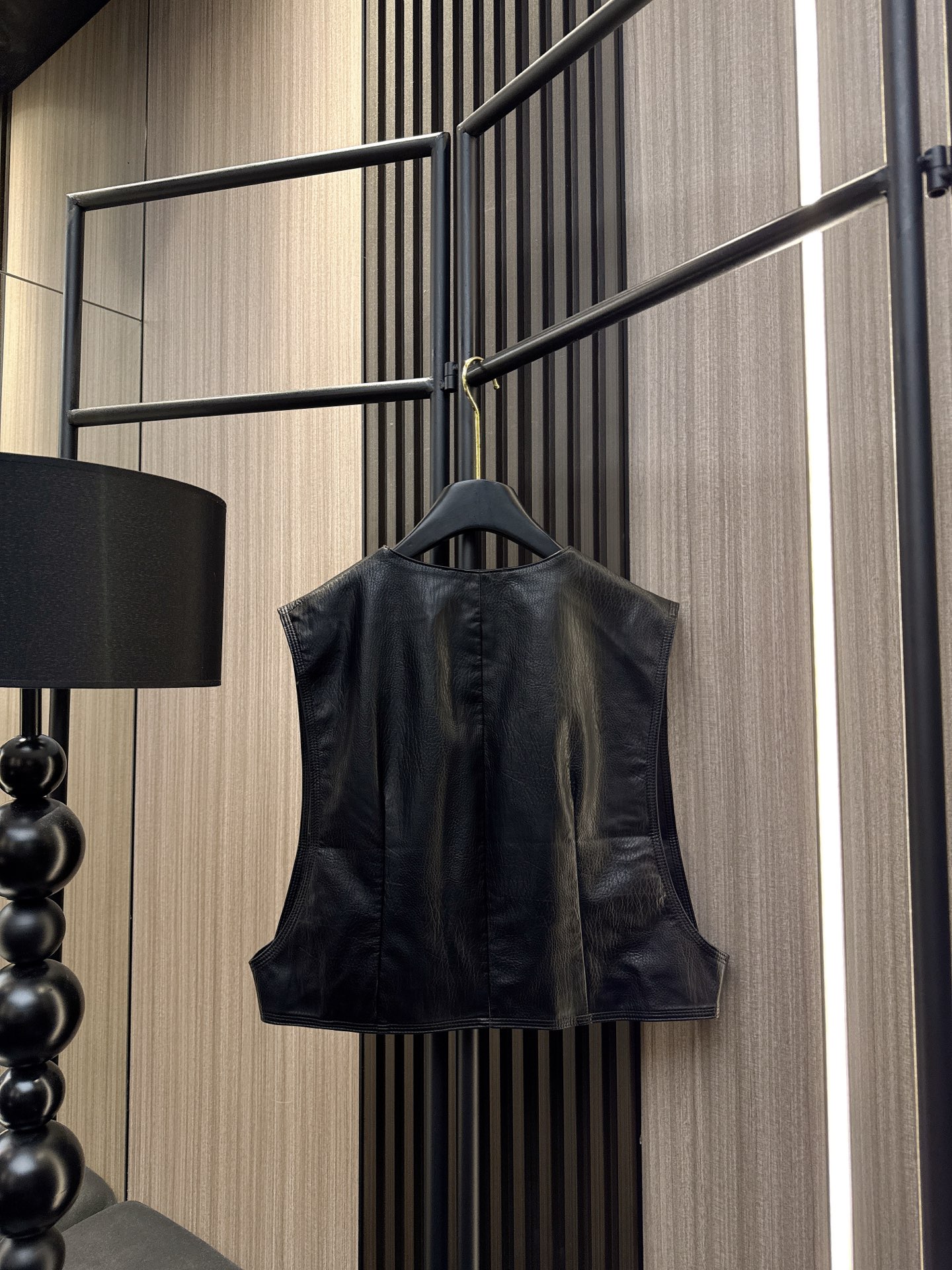 ✨✨✨LOEWE✨✨✨2025秋冬新款💫 PU皮圆领马甲 质感细腻，简约设计尽显高级感。让你轻松驾驭都市