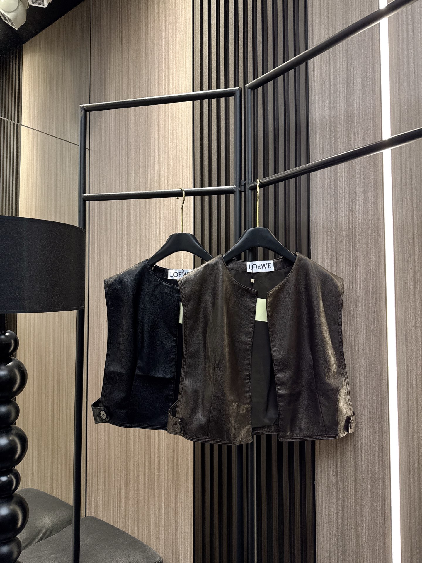 ✨✨✨LOEWE✨✨✨2025秋冬新款💫 PU皮圆领马甲 质感细腻，简约设计尽显高级感。让你轻松驾驭都市