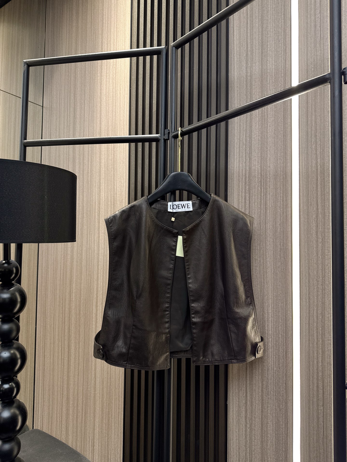 ✨✨✨LOEWE✨✨✨2025秋冬新款💫 PU皮圆领马甲 质感细腻，简约设计尽显高级感。让你轻松驾驭都市