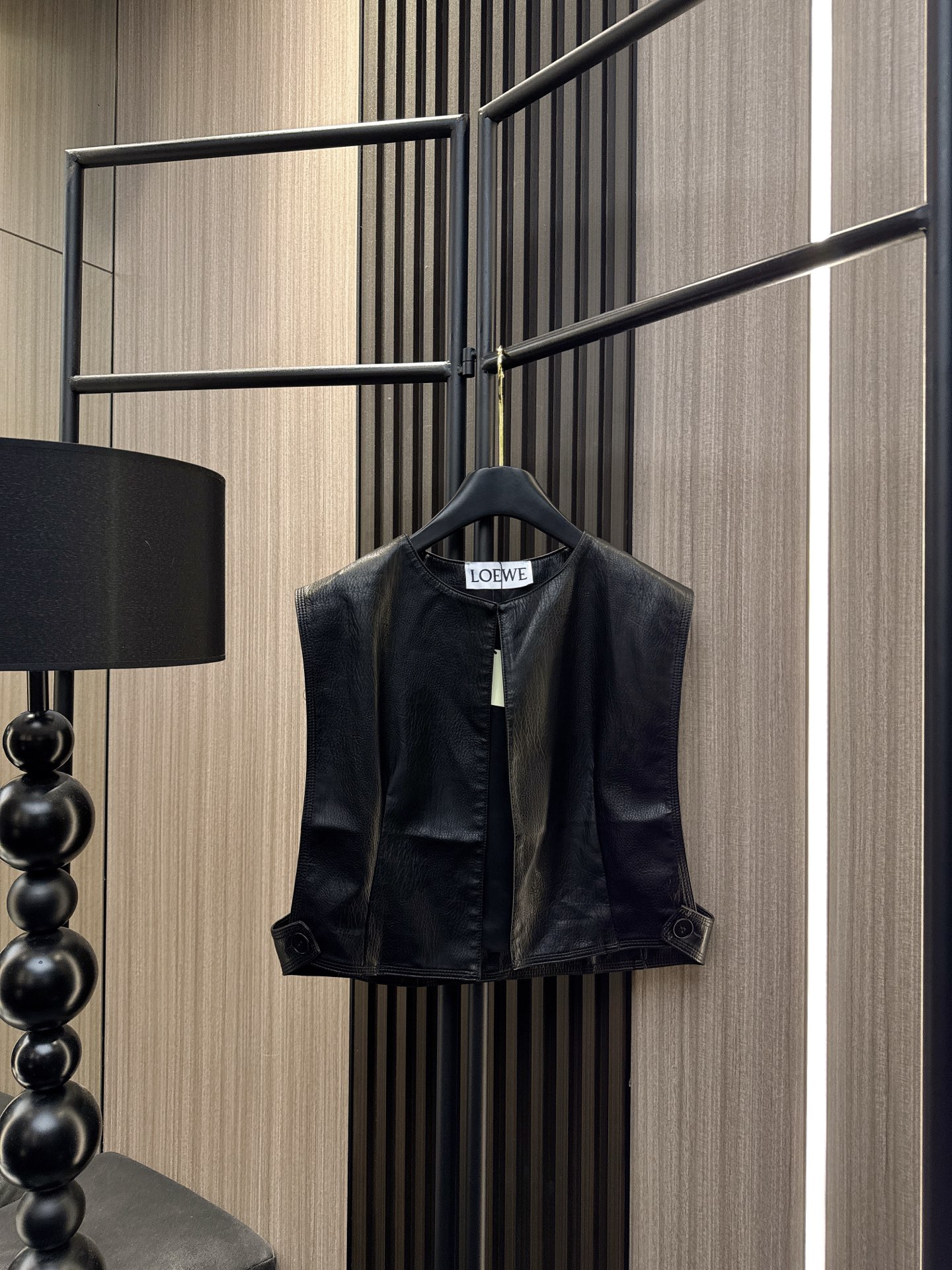 ✨✨✨LOEWE✨✨✨2025秋冬新款💫 PU皮圆领马甲 质感细腻，简约设计尽显高级感。让你轻松驾驭都市
