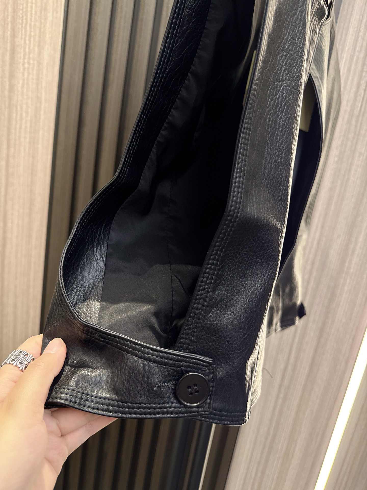 ✨✨✨LOEWE✨✨✨2025秋冬新款💫 PU皮圆领马甲 质感细腻，简约设计尽显高级感。让你轻松驾驭都市