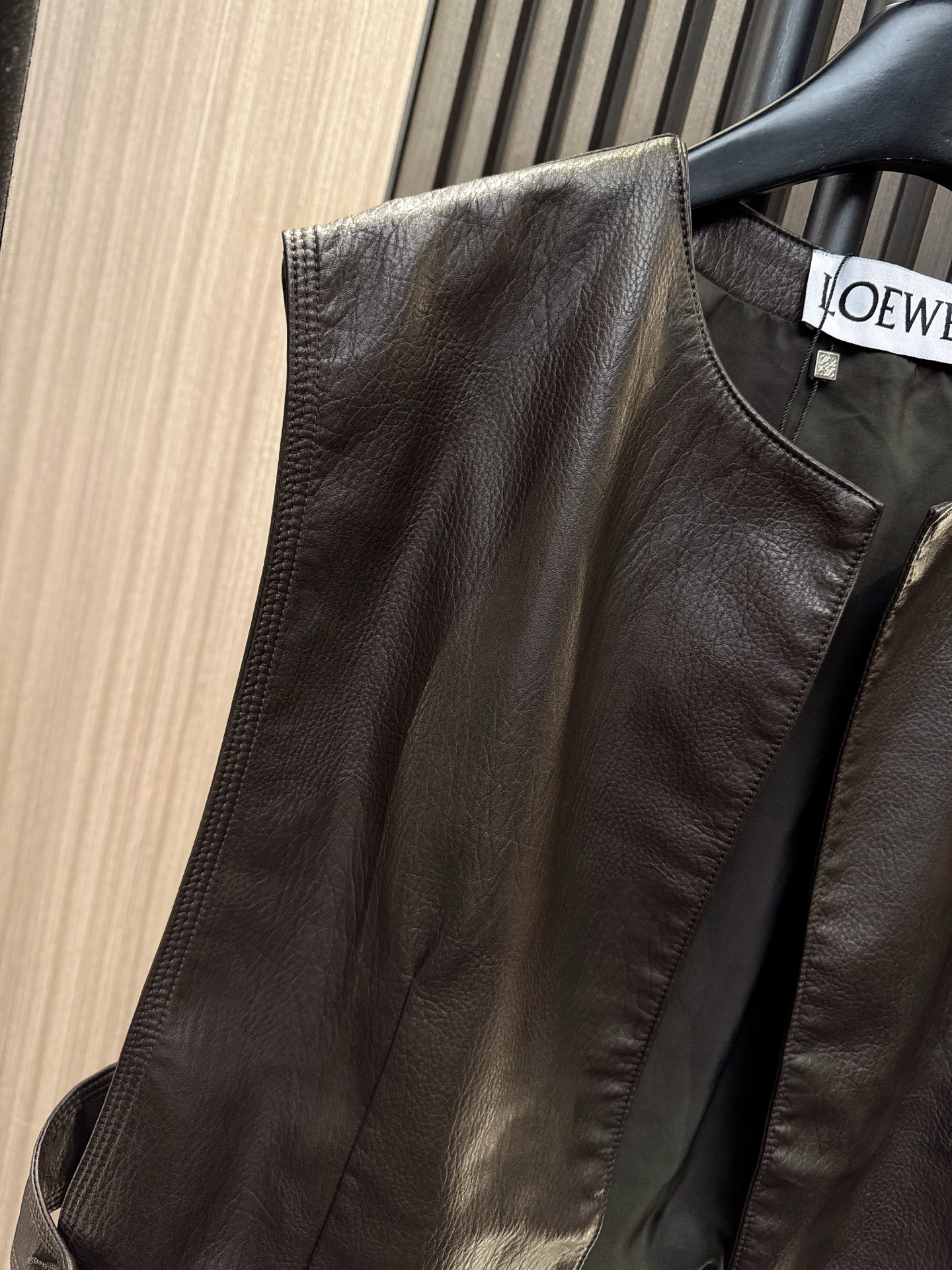 ✨✨✨LOEWE✨✨✨2025秋冬新款💫 PU皮圆领马甲 质感细腻，简约设计尽显高级感。让你轻松驾驭都市
