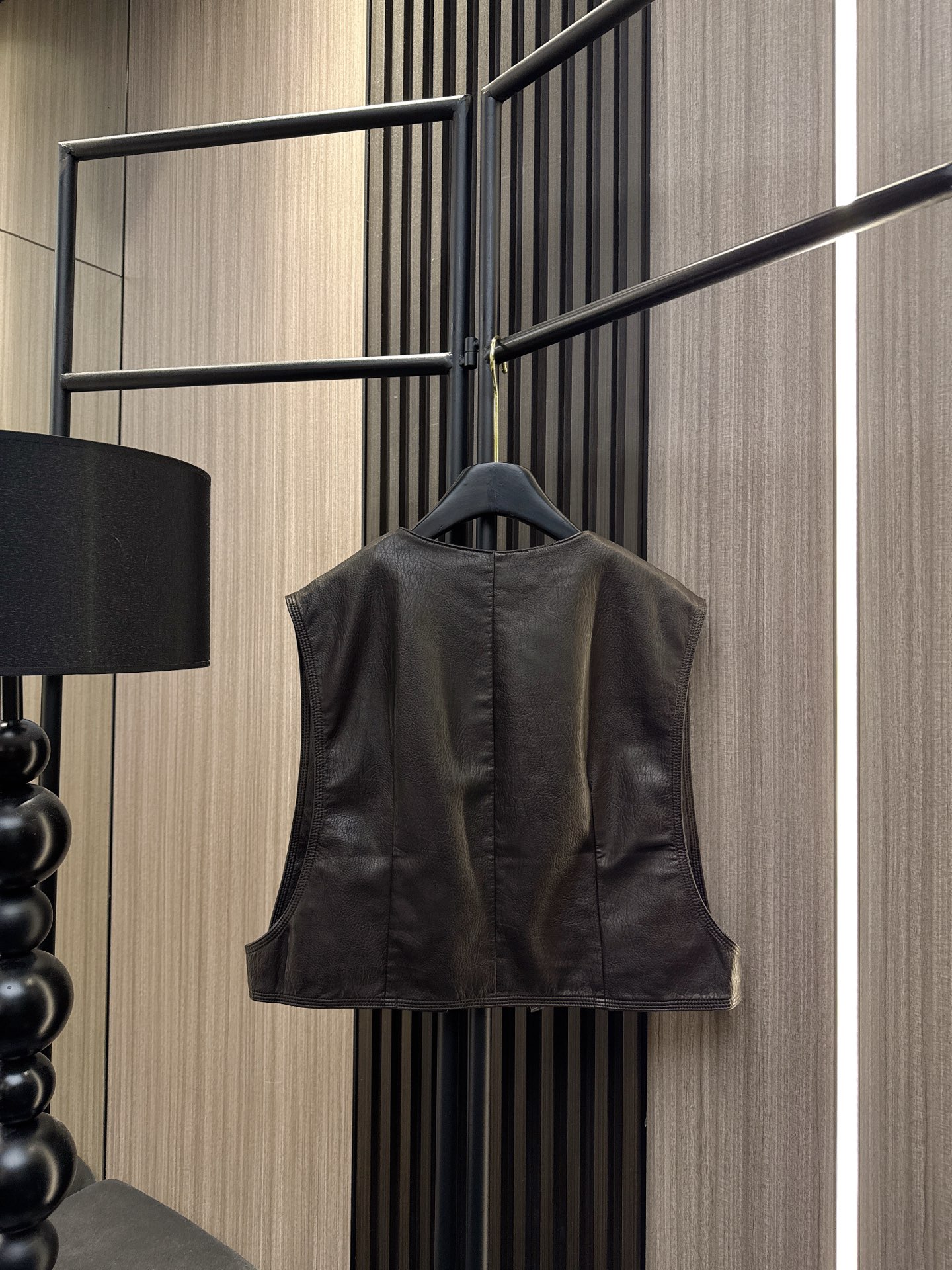 ✨✨✨LOEWE✨✨✨2025秋冬新款💫 PU皮圆领马甲 质感细腻，简约设计尽显高级感。让你轻松驾驭都市