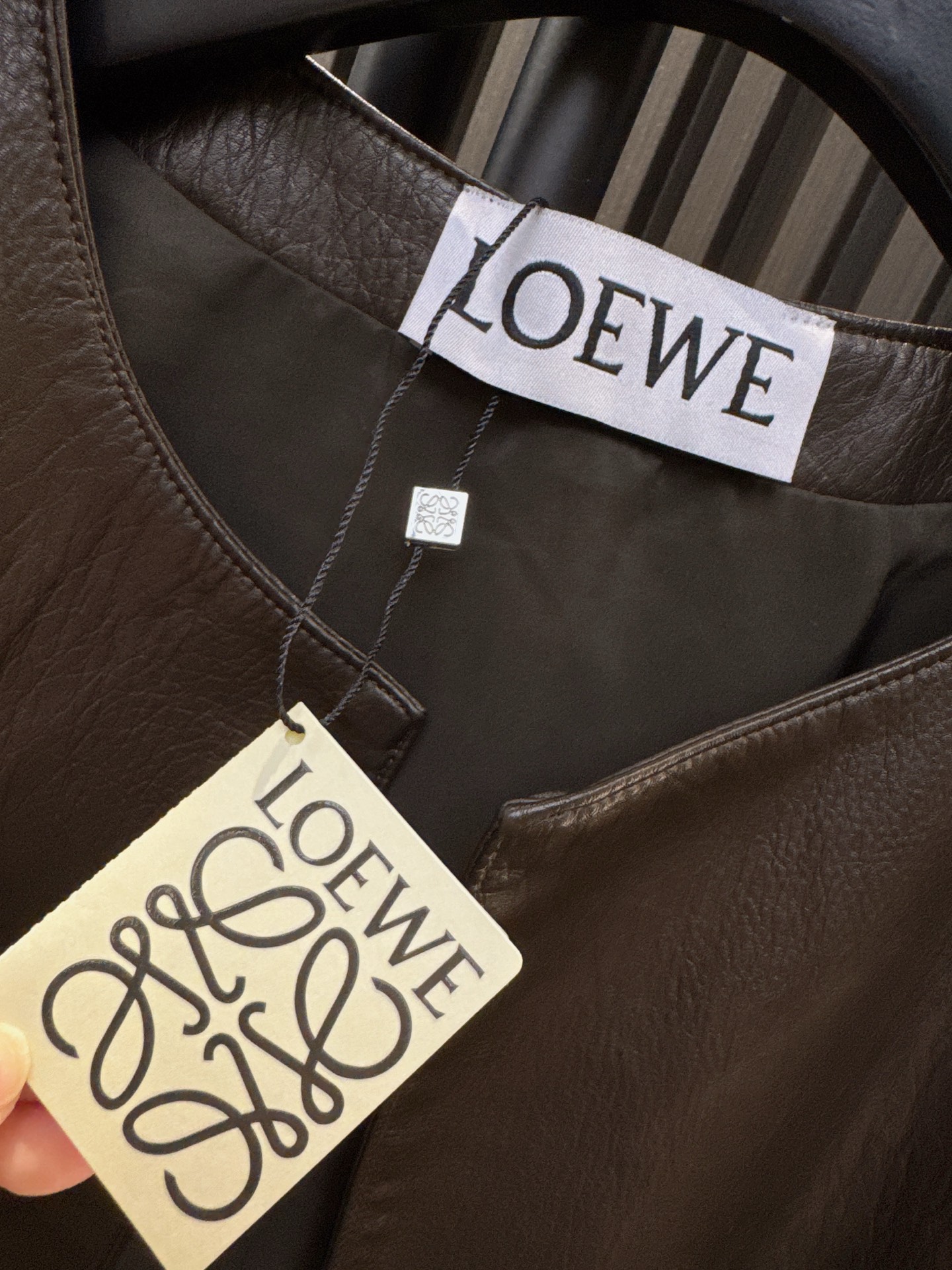 ✨✨✨LOEWE✨✨✨2025秋冬新款💫 PU皮圆领马甲 质感细腻，简约设计尽显高级感。让你轻松驾驭都市