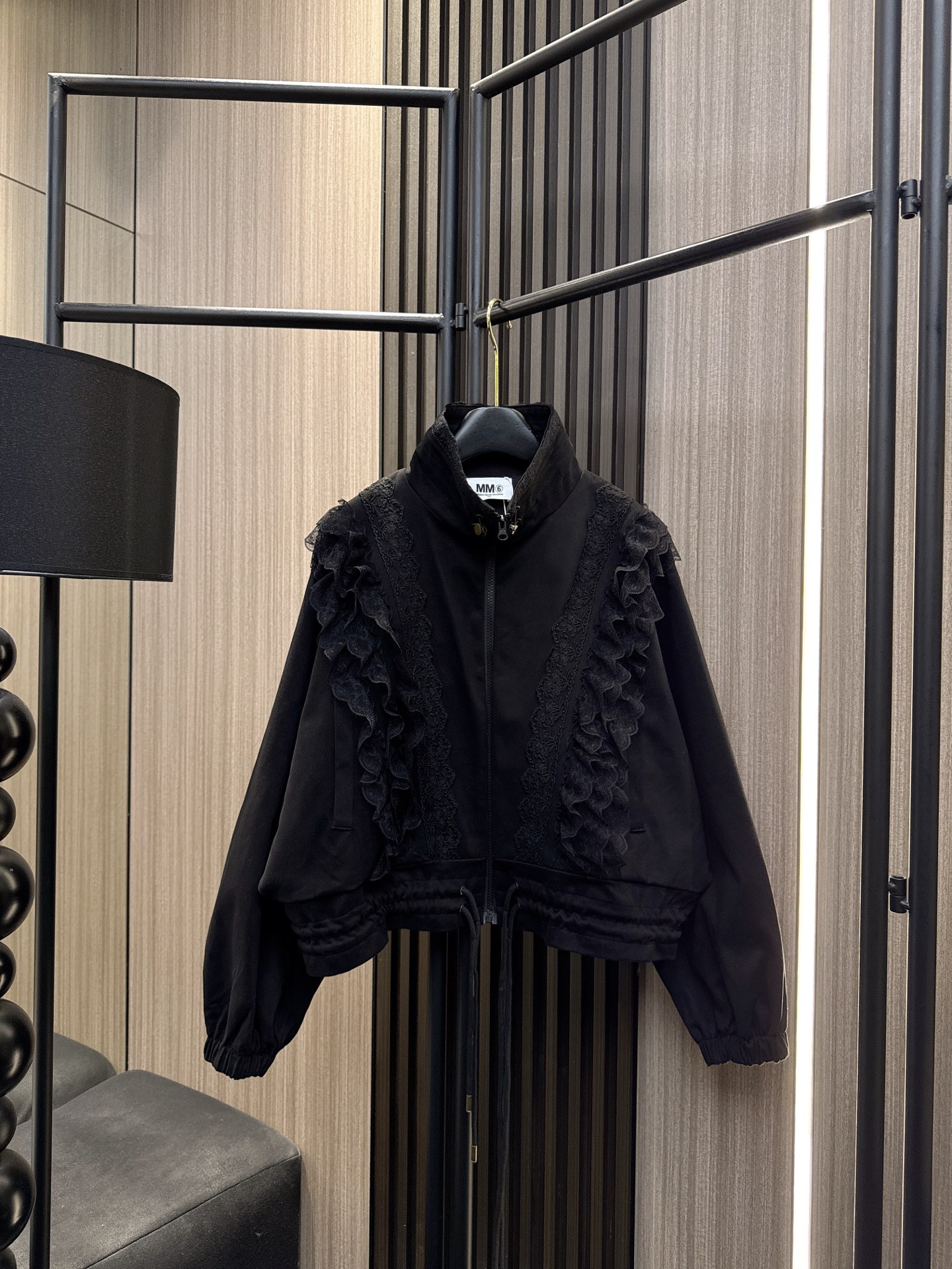 ✨✨✨MM6✨✨✨2025秋冬新款💫 【MM6下摆抽绳蕾丝花边拉链外套】✨下摆抽绳设计自由调节松紧，蕾丝