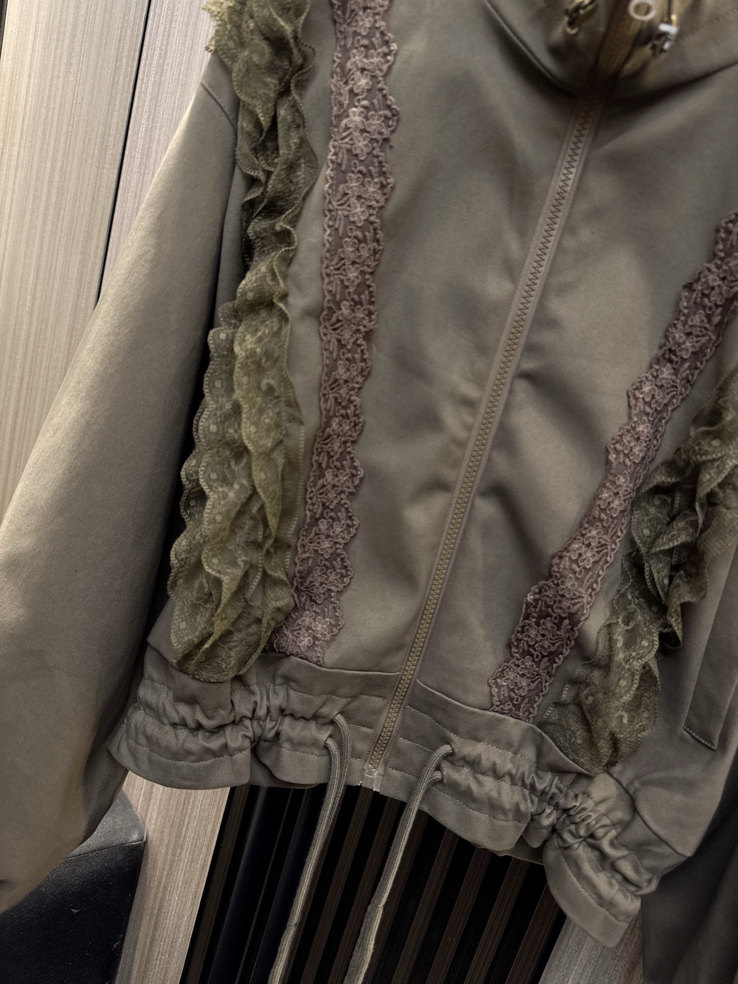 ✨✨✨MM6✨✨✨2025秋冬新款💫 【MM6下摆抽绳蕾丝花边拉链外套】✨下摆抽绳设计自由调节松紧，蕾丝