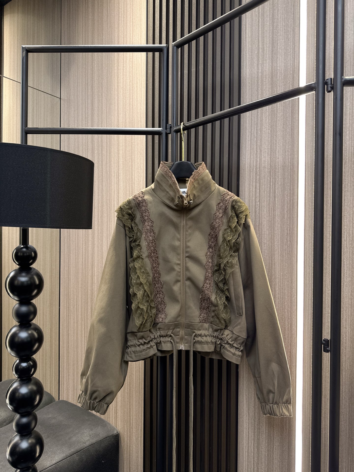 ✨✨✨MM6✨✨✨2025秋冬新款💫 【MM6下摆抽绳蕾丝花边拉链外套】✨下摆抽绳设计自由调节松紧，蕾丝